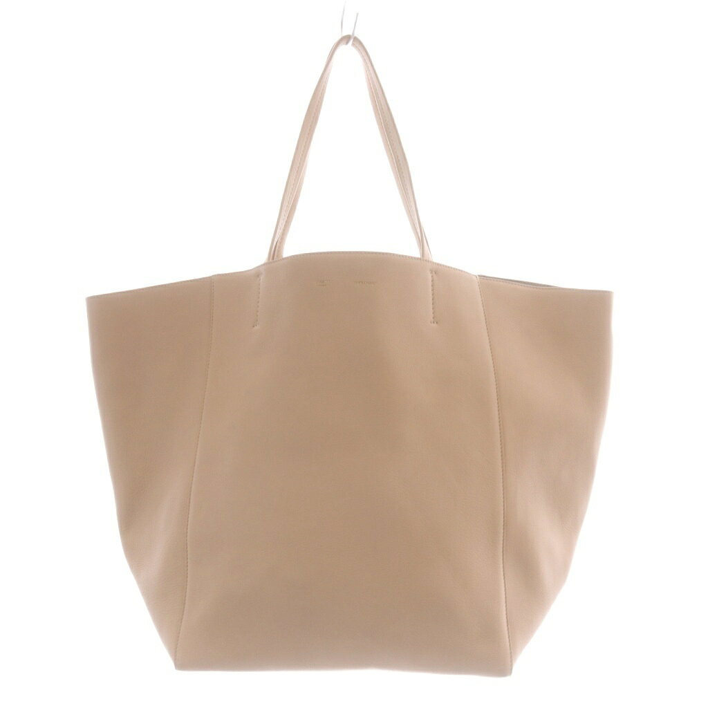 【中古】セリーヌ CELINE カバファントム トートバッグ ハンドバッグ レザー ベージュ /SR ■OH レディース 【ベクトル 古着】 260806ブランドセリーヌ CELINE表記サイズサイズなし（実寸サイズをご確認下さい）実寸サイズ持ち手の長さ：50cm　ヨコ：27cm　タテ：32.5cm　マチ：19.5cm　ショルダーの長さ：-cm　　素材レザー色ベージュ仕様開閉 オープン 内ポケット×3状態この商品には下記のようなダメージがあります。 ・型崩れ ・表面に擦り傷や黒色の汚れ ・マチ部分全体的に黒ずみや黒色の汚れ ※全体的に中古品としての使用感とダメージがありますが、通常使用には支障のない商品です。 掲載写真や記載内容をご確認いただき、ご理解の上ご購入ください。付属品付属品なし商品のお問い合わせの回答を休止しております。＊各商品ページの商品詳細等をご確認の上ご購入ください。【中古】セリーヌ CELINE カバファントム トートバッグ ハンドバッグ レザー ベージュ /SR ■OH レディース 【ベクトル 古着】 260806状態ランク　”B”詳細については、下記および「状態ランクについて」ページをご覧ください。未使用・新品の商品ほぼ新品同様の商品使用感が少なく、かなり状態の良い商品使用感はあるが、傷や汚れの少ない商品使用感の他、傷や汚れが見られる商品かなり大きな傷みがある難あり商品※S〜CランクはUSED品となりますので、使用感をご理解の上でご入札下さい。状態ランクについてinformationブランドセリーヌ CELINE表記サイズサイズなし（実寸サイズをご確認下さい）実寸サイズ持ち手の長さ：50cm　ヨコ：27cm　タテ：32.5cm　マチ：19.5cm　ショルダーの長さ：-cm　　素材レザー色ベージュ仕様開閉 オープン 内ポケット×3状態この商品には下記のようなダメージがあります。 ・型崩れ ・表面に擦り傷や黒色の汚れ ・マチ部分全体的に黒ずみや黒色の汚れ ※全体的に中古品としての使用感とダメージがありますが、通常使用には支障のない商品です。 掲載写真や記載内容をご確認いただき、ご理解の上ご購入ください。付属品付属品なし商品のお問い合わせの回答を休止しております。＊各商品ページの商品詳細等をご確認の上ご購入ください。本商品は一点物です他サイトや店舗にて販売している商品です。多少のお時間差にて欠品になることもございます。予めご了承頂ますようお願い致します。ベクトル・サイズガイドはこちらこの商品と同じブランドの商品を見る