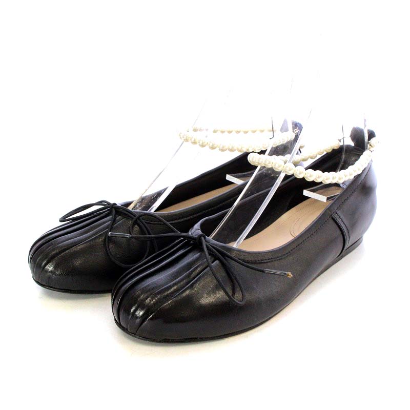 【中古】シモーネロシャ Simone Rocha PLEATED ROUND TOE BALLERINA バレエシューズ フラット リボンモチーフ パールアンクルストラップ 35 22cm 黒 ブラック /YO2 レディース 【ベクトル 古着】 231222表記サイズ35（約22cm相当）実寸サイズヒールの高さ：0.6cm　最大幅：8cm　　色黒 ブラック状態表側にごくわずかなスレとスレ跡がございますが、使用感が少なく、状態の良い商品です。 ※あくまでも中古品ですので掲載写真や記載内容をご確認いただき、ご理解の上ご購入ください。付属品正規の箱（汚れ）・保存袋商品のお問い合わせの回答を休止しております。＊各商品ページの商品詳細等をご確認の上ご購入ください。【中古】シモーネロシャ Simone Rocha PLEATED ROUND TOE BALLERINA バレエシューズ フラット リボンモチーフ パールアンクルストラップ 35 22cm 黒 ブラック /YO2 レディース 【ベクトル 古着】 231222状態ランク　”A”詳細については、下記および「状態ランクについて」ページをご覧ください。未使用・新品の商品ほぼ新品同様の商品使用感が少なく、かなり状態の良い商品使用感はあるが、傷や汚れの少ない商品使用感の他、傷や汚れが見られる商品かなり大きな傷みがある難あり商品※S〜CランクはUSED品となりますので、使用感をご理解の上でご入札下さい。状態ランクについてinformation表記サイズ35（約22cm相当）実寸サイズヒールの高さ：0.6cm　最大幅：8cm　　色黒 ブラック状態表側にごくわずかなスレとスレ跡がございますが、使用感が少なく、状態の良い商品です。 ※あくまでも中古品ですので掲載写真や記載内容をご確認いただき、ご理解の上ご購入ください。付属品正規の箱（汚れ）・保存袋商品のお問い合わせの回答を休止しております。＊各商品ページの商品詳細等をご確認の上ご購入ください。本商品は一点物です他サイトや店舗にて販売している商品です。多少のお時間差にて欠品になることもございます。予めご了承頂ますようお願い致します。ベクトル・サイズガイドはこちらこの商品と同じブランドの商品を見る