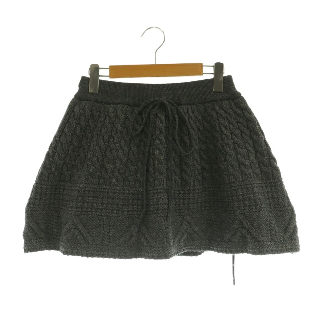 【中古】未使用品 アメリヴィンテージ Ameri VINTAGE 25AW CABLE KNIT MINI SKIRT ケーブルニットミニスカート フレア S グレー /MY ■OS レディース 【ベクトル 古着】 260326ブランドアメリヴィンテージ Ameri VINTAGE表記サイズS実寸サイズウエスト：60〜cm　ヒップ：84cm　スカート丈：37cm　インナーパンツ　もも幅23.5cm　裾幅23cm　素材スカート部分 ナイロン 毛 ポリエステル アクリル レーヨン パンツ部分 ナイロン色グレー仕様インナーパンツ状態未使用品です。 ※未使用品・新品同様の商品ではございますが、一度は一般の方の手に渡り、個人で保管されていた商品です。また、保管・陳列時の薄いスレなど微細な状態変化が見られる場合がございます。ご理解の上ご購入ください。備考・BSTONE株式会社商品のお問い合わせの回答を休止しております。＊各商品ページの商品詳細等をご確認の上ご購入ください。【中古】未使用品 アメリヴィンテージ Ameri VINTAGE 25AW CABLE KNIT MINI SKIRT ケーブルニットミニスカート フレア S グレー /MY ■OS レディース 【ベクトル 古着】 260326状態ランク　”S”詳細については、下記および「状態ランクについて」ページをご覧ください。未使用・新品の商品ほぼ新品同様の商品使用感が少なく、かなり状態の良い商品使用感はあるが、傷や汚れの少ない商品使用感の他、傷や汚れが見られる商品かなり大きな傷みがある難あり商品※S〜CランクはUSED品となりますので、使用感をご理解の上でご入札下さい。状態ランクについてinformationブランドアメリヴィンテージ Ameri VINTAGE表記サイズS実寸サイズウエスト：60〜cm　ヒップ：84cm　スカート丈：37cm　インナーパンツ　もも幅23.5cm　裾幅23cm　素材スカート部分 ナイロン 毛 ポリエステル アクリル レーヨン パンツ部分 ナイロン色グレー仕様インナーパンツ状態未使用品です。 ※未使用品・新品同様の商品ではございますが、一度は一般の方の手に渡り、個人で保管されていた商品です。また、保管・陳列時の薄いスレなど微細な状態変化が見られる場合がございます。ご理解の上ご購入ください。備考・BSTONE株式会社商品のお問い合わせの回答を休止しております。＊各商品ページの商品詳細等をご確認の上ご購入ください。本商品は一点物です他サイトや店舗にて販売している商品です。多少のお時間差にて欠品になることもございます。予めご了承頂ますようお願い致します。ベクトル・サイズガイドはこちらこの商品と同じブランドの商品を見る
