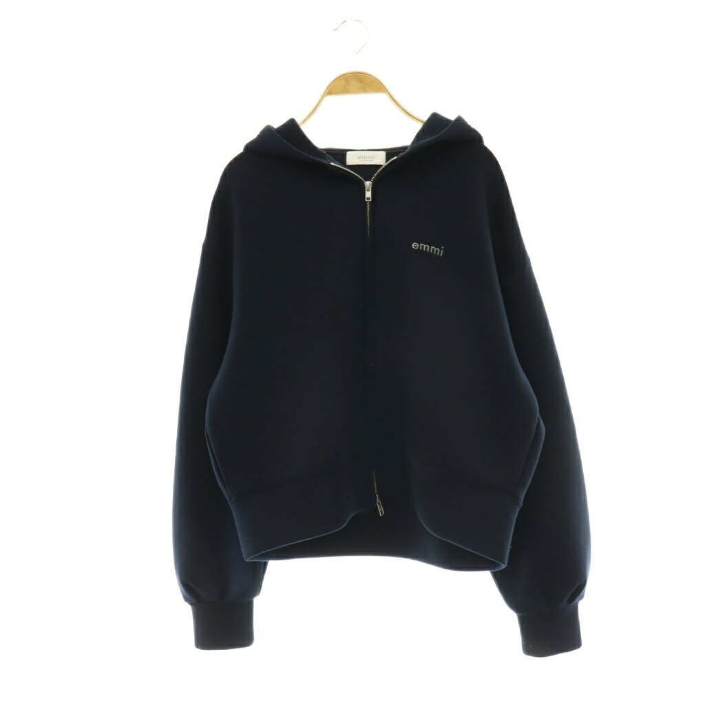 【中古】エミ emmi 25AW emmiロゴジップアップダンボールフーディ パーカー F 紺 ネイビー /CX ■OS レディース 【ベクトル 古着】 260710ブランドエミ emmi表記サイズF実寸サイズ肩幅：58cm　身幅：55cm　着丈：60cm　袖丈：57cm　　素材ポリエステル、レーヨン、ポリウレタン色紺 ネイビー状態香水のような匂いの付着と、全体に毛玉が見られます。 ※全体的に中古品としての使用感とダメージがありますが、通常使用には支障のない商品です。 掲載写真や記載内容をご確認いただき、ご理解の上ご購入ください。備考・品番13WCD254037商品のお問い合わせの回答を休止しております。＊各商品ページの商品詳細等をご確認の上ご購入ください。【中古】エミ emmi 25AW emmiロゴジップアップダンボールフーディ パーカー F 紺 ネイビー /CX ■OS レディース 【ベクトル 古着】 260710状態ランク　”B”詳細については、下記および「状態ランクについて」ページをご覧ください。未使用・新品の商品ほぼ新品同様の商品使用感が少なく、かなり状態の良い商品使用感はあるが、傷や汚れの少ない商品使用感の他、傷や汚れが見られる商品かなり大きな傷みがある難あり商品※S〜CランクはUSED品となりますので、使用感をご理解の上でご入札下さい。状態ランクについてinformationブランドエミ emmi表記サイズF実寸サイズ肩幅：58cm　身幅：55cm　着丈：60cm　袖丈：57cm　　素材ポリエステル、レーヨン、ポリウレタン色紺 ネイビー状態香水のような匂いの付着と、全体に毛玉が見られます。 ※全体的に中古品としての使用感とダメージがありますが、通常使用には支障のない商品です。 掲載写真や記載内容をご確認いただき、ご理解の上ご購入ください。備考・品番13WCD254037商品のお問い合わせの回答を休止しております。＊各商品ページの商品詳細等をご確認の上ご購入ください。本商品は一点物です他サイトや店舗にて販売している商品です。多少のお時間差にて欠品になることもございます。予めご了承頂ますようお願い致します。ベクトル・サイズガイドはこちらこの商品と同じブランドの商品を見る