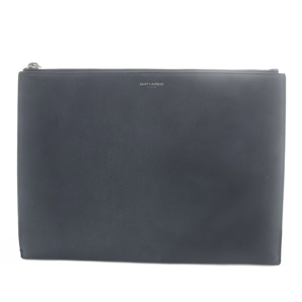【中古】サンローラン パリ SAINT LAURENT PARIS クラッチバッグ セカンドバッグ レザー ロゴ 黒 ブラック 39729 /SR ■OH レディース 【ベクトル 古着】 260817ブランドサンローラン パリ SAINT LAURENT PARIS表記サイズサイズなし（実寸サイズをご確認下さい）実寸サイズヨコ：28.5cm　タテ：20.5cm　マチ：-cm　　素材レザー色黒 ブラック状態この商品には下記のようなダメージがあります。 ・ロゴ部分に薄れ ・表面に擦り傷や白色の汚れ ※全体的に中古品としての使用感とダメージがありますが、通常使用には支障のない商品です。 掲載写真や記載内容をご確認いただき、ご理解の上ご購入ください。付属品付属品なし商品のお問い合わせの回答を休止しております。＊各商品ページの商品詳細等をご確認の上ご購入ください。【中古】サンローラン パリ SAINT LAURENT PARIS クラッチバッグ セカンドバッグ レザー ロゴ 黒 ブラック 39729 /SR ■OH レディース 【ベクトル 古着】 260817状態ランク　”B”詳細については、下記および「状態ランクについて」ページをご覧ください。未使用・新品の商品ほぼ新品同様の商品使用感が少なく、かなり状態の良い商品使用感はあるが、傷や汚れの少ない商品使用感の他、傷や汚れが見られる商品かなり大きな傷みがある難あり商品※S〜CランクはUSED品となりますので、使用感をご理解の上でご入札下さい。状態ランクについてinformationブランドサンローラン パリ SAINT LAURENT PARIS表記サイズサイズなし（実寸サイズをご確認下さい）実寸サイズヨコ：28.5cm　タテ：20.5cm　マチ：-cm　　素材レザー色黒 ブラック状態この商品には下記のようなダメージがあります。 ・ロゴ部分に薄れ ・表面に擦り傷や白色の汚れ ※全体的に中古品としての使用感とダメージがありますが、通常使用には支障のない商品です。 掲載写真や記載内容をご確認いただき、ご理解の上ご購入ください。付属品付属品なし商品のお問い合わせの回答を休止しております。＊各商品ページの商品詳細等をご確認の上ご購入ください。本商品は一点物です他サイトや店舗にて販売している商品です。多少のお時間差にて欠品になることもございます。予めご了承頂ますようお願い致します。ベクトル・サイズガイドはこちらこの商品と同じブランドの商品を見る