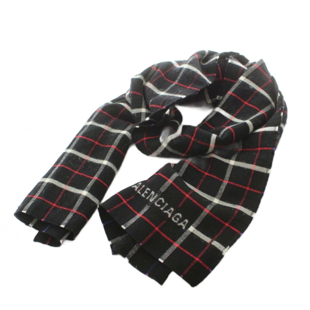 【中古】バレンシアガ BALENCIAGA ストール チェック柄 黒 ブラック 青 ブルー 赤 レッド 白 ホワイト /MI ■OS ■OH レディース 【ベクトル 古着】 260728ブランドバレンシアガ BALENCIAGA表記サイズ表記なし実寸サイズ全長（フリンジ含まず）：208cm　幅：47cm　　色黒 ブラック、白 ホワイト、青 ブルー、赤 レッド状態全体に毛羽立ち、繊維の付着、及び中央付近にキズがございます。 ※全体的に中古品としての使用感とダメージがありますが、通常使用には支障のない商品です。 掲載写真や記載内容をご確認いただき、ご理解の上ご購入ください。付属品付属品なし備考品番なし商品のお問い合わせの回答を休止しております。＊各商品ページの商品詳細等をご確認の上ご購入ください。【中古】バレンシアガ BALENCIAGA ストール チェック柄 黒 ブラック 青 ブルー 赤 レッド 白 ホワイト /MI ■OS ■OH レディース 【ベクトル 古着】 260728状態ランク　”B”詳細については、下記および「状態ランクについて」ページをご覧ください。未使用・新品の商品ほぼ新品同様の商品使用感が少なく、かなり状態の良い商品使用感はあるが、傷や汚れの少ない商品使用感の他、傷や汚れが見られる商品かなり大きな傷みがある難あり商品※S〜CランクはUSED品となりますので、使用感をご理解の上でご入札下さい。状態ランクについてinformationブランドバレンシアガ BALENCIAGA表記サイズ表記なし実寸サイズ全長（フリンジ含まず）：208cm　幅：47cm　　色黒 ブラック、白 ホワイト、青 ブルー、赤 レッド状態全体に毛羽立ち、繊維の付着、及び中央付近にキズがございます。 ※全体的に中古品としての使用感とダメージがありますが、通常使用には支障のない商品です。 掲載写真や記載内容をご確認いただき、ご理解の上ご購入ください。付属品付属品なし備考品番なし商品のお問い合わせの回答を休止しております。＊各商品ページの商品詳細等をご確認の上ご購入ください。本商品は一点物です他サイトや店舗にて販売している商品です。多少のお時間差にて欠品になることもございます。予めご了承頂ますようお願い致します。ベクトル・サイズガイドはこちらこの商品と同じブランドの商品を見る