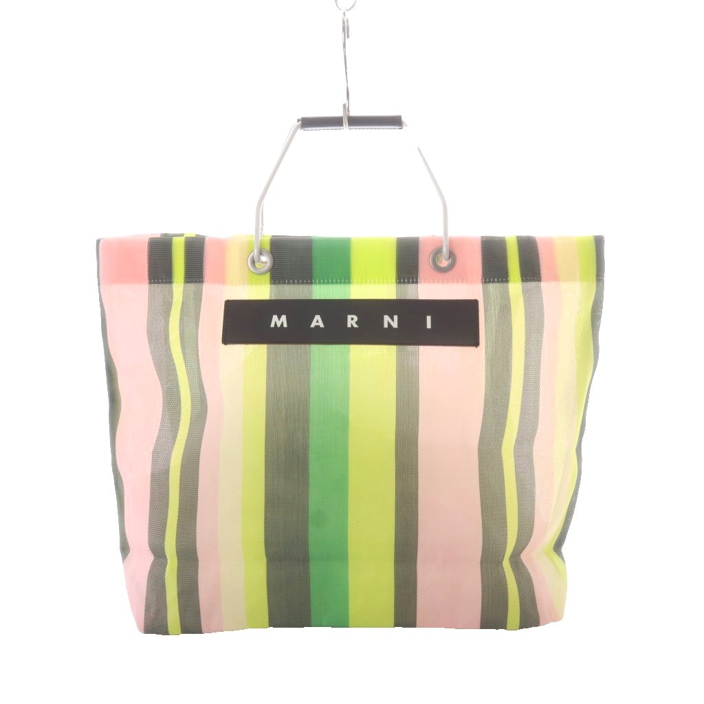 【中古】マルニ MARNI フラワーカフェ トートバッグ ハンドバッグ ストライプ柄 レザー マルチカラー メッシュ ナイロン SHMHR08A01 /RI ■OS レディース 【ベクトル 古着】 260930ブランドマルニ MARNI実寸サイズ持ち手の長さ：34cm　ヨコ：45cm　タテ：32.5cm　マチ：11cm　ショルダーの長さ：-cm　　素材ナイロン、アルミニウム、レザー色マルチカラー状態この商品には下記のようなダメージがあります。 ・表面、内側に汚れ ・持ち手の付け根に擦れ ※全体的に中古品としての使用感とダメージがありますが、通常使用には支障のない商品です。 掲載写真や記載内容をご確認いただき、ご理解の上ご購入ください。付属品袋備考品番:SHMHR08A01商品のお問い合わせの回答を休止しております。＊各商品ページの商品詳細等をご確認の上ご購入ください。【中古】マルニ MARNI フラワーカフェ トートバッグ ハンドバッグ ストライプ柄 レザー マルチカラー メッシュ ナイロン SHMHR08A01 /RI ■OS レディース 【ベクトル 古着】 260930状態ランク　”B”詳細については、下記および「状態ランクについて」ページをご覧ください。未使用・新品の商品ほぼ新品同様の商品使用感が少なく、かなり状態の良い商品使用感はあるが、傷や汚れの少ない商品使用感の他、傷や汚れが見られる商品かなり大きな傷みがある難あり商品※S〜CランクはUSED品となりますので、使用感をご理解の上でご入札下さい。状態ランクについてinformationブランドマルニ MARNI実寸サイズ持ち手の長さ：34cm　ヨコ：45cm　タテ：32.5cm　マチ：11cm　ショルダーの長さ：-cm　　素材ナイロン、アルミニウム、レザー色マルチカラー状態この商品には下記のようなダメージがあります。 ・表面、内側に汚れ ・持ち手の付け根に擦れ ※全体的に中古品としての使用感とダメージがありますが、通常使用には支障のない商品です。 掲載写真や記載内容をご確認いただき、ご理解の上ご購入ください。付属品袋備考品番:SHMHR08A01商品のお問い合わせの回答を休止しております。＊各商品ページの商品詳細等をご確認の上ご購入ください。本商品は一点物です他サイトや店舗にて販売している商品です。多少のお時間差にて欠品になることもございます。予めご了承頂ますようお願い致します。ベクトル・サイズガイドはこちらこの商品と同じブランドの商品を見る