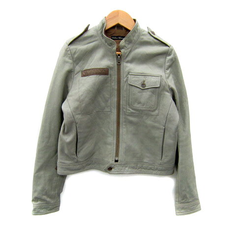 【中古】アーバンリサーチ URBAN RESEARCH レザージャケット ミドル丈 ジップアップ 無地 F グレー /SY9 レディース 【ベクトル 古着】 250716ブランドアーバンリサーチ URBAN RESEARCH表記サイズF ※実寸サイズをご確認ください。実寸サイズ肩幅：34.5cm　身幅：46cm　袖丈：60cm　着丈：45cm　　素材表地 牛革 身頃裏 綿 100% 袖裏 ポリエステル 100% 別布 ポリエステル 65% レーヨン 35%色グレー ※色に関してはこの商品の出品者の主観で判断しておりますので、カタログや正規カラーとは言いまわしが異なる場合がございます。仕様胸ポケット×1 前ポケット×2 裏地あり状態こちらの下記のようなダメージがございます。 ・胸辺りに薄汚れ ・袖所々汚れ ※全体的に中古品としての使用感と上記のようなダメージがありますが、通常使用には支障のない商品です。 掲載写真や記載内容をご確認いただき、ご理解の上ご購入ください。商品のお問い合わせの回答を休止しております。＊各商品ページの商品詳細等をご確認の上ご購入ください。【中古】アーバンリサーチ URBAN RESEARCH レザージャケット ミドル丈 ジップアップ 無地 F グレー /SY9 レディース 【ベクトル 古着】 250716状態ランク　”B”詳細については、下記および「状態ランクについて」ページをご覧ください。未使用・新品の商品ほぼ新品同様の商品使用感が少なく、かなり状態の良い商品使用感はあるが、傷や汚れの少ない商品使用感の他、傷や汚れが見られる商品かなり大きな傷みがある難あり商品※S〜CランクはUSED品となりますので、使用感をご理解の上でご入札下さい。状態ランクについてinformationブランドアーバンリサーチ URBAN RESEARCH表記サイズF ※実寸サイズをご確認ください。実寸サイズ肩幅：34.5cm　身幅：46cm　袖丈：60cm　着丈：45cm　　素材表地 牛革 身頃裏 綿 100% 袖裏 ポリエステル 100% 別布 ポリエステル 65% レーヨン 35%色グレー ※色に関してはこの商品の出品者の主観で判断しておりますので、カタログや正規カラーとは言いまわしが異なる場合がございます。仕様胸ポケット×1 前ポケット×2 裏地あり状態こちらの下記のようなダメージがございます。 ・胸辺りに薄汚れ ・袖所々汚れ ※全体的に中古品としての使用感と上記のようなダメージがありますが、通常使用には支障のない商品です。 掲載写真や記載内容をご確認いただき、ご理解の上ご購入ください。商品のお問い合わせの回答を休止しております。＊各商品ページの商品詳細等をご確認の上ご購入ください。本商品は一点物です他サイトや店舗にて販売している商品です。多少のお時間差にて欠品になることもございます。予めご了承頂ますようお願い致します。ベクトル・サイズガイドはこちらこの商品と同じブランドの商品を見る