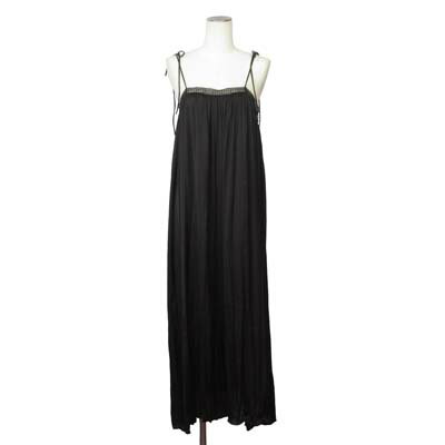 【中古】ザラ ZARA ワンピース キャミワンピ ロング S 黒 ブラック レディース 【ベクトル 古着】 260619ブランドザラ ZARA表記サイズS実寸サイズ身幅 42cm　長さ（肩ひも含まず ）112.5cm　素材ポリエステル100％色黒 ブラック ※色に関してはこの商品の出品者の主観で判断しておりので、カタログや正規のカラーとは言いまわしが異なる場合があります。仕様・左脇にボタン ・肩ひもは結ぶタイプなので、長さ調節可能状態使用感が少なく、かなり状態の良い商品です。 ※あくまでも中古品ですので掲載写真や記載内容をご確認いただき、ご理解の上ご購入ください。 保管によるシワがございます。神経質な方のご入札はお控えください。写真または説明欄に記載のない箱・付属品などはございませんので、ご了承ください。商品のお問い合わせの回答を休止しております。＊各商品ページの商品詳細等をご確認の上ご購入ください。【中古】ザラ ZARA ワンピース キャミワンピ ロング S 黒 ブラック レディース 【ベクトル 古着】 260619状態ランク　”A”詳細については、下記および「状態ランクについて」ページをご覧ください。未使用・新品の商品ほぼ新品同様の商品使用感が少なく、かなり状態の良い商品使用感はあるが、傷や汚れの少ない商品使用感の他、傷や汚れが見られる商品かなり大きな傷みがある難あり商品※S〜CランクはUSED品となりますので、使用感をご理解の上でご入札下さい。状態ランクについてinformationブランドザラ ZARA表記サイズS実寸サイズ身幅 42cm　長さ（肩ひも含まず ）112.5cm　素材ポリエステル100％色黒 ブラック ※色に関してはこの商品の出品者の主観で判断しておりので、カタログや正規のカラーとは言いまわしが異なる場合があります。仕様・左脇にボタン ・肩ひもは結ぶタイプなので、長さ調節可能状態使用感が少なく、かなり状態の良い商品です。 ※あくまでも中古品ですので掲載写真や記載内容をご確認いただき、ご理解の上ご購入ください。 保管によるシワがございます。神経質な方のご入札はお控えください。写真または説明欄に記載のない箱・付属品などはございませんので、ご了承ください。商品のお問い合わせの回答を休止しております。＊各商品ページの商品詳細等をご確認の上ご購入ください。本商品は一点物です他サイトや店舗にて販売している商品です。多少のお時間差にて欠品になることもございます。予めご了承頂ますようお願い致します。ベクトル・サイズガイドはこちらこの商品と同じブランドの商品を見る