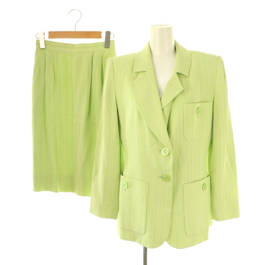 【中古】イヴサンローラン YVES SAINT LAURENT ヴィンテージ スーツ セットアップ ストライプ ジャケット スカート 34 ミントグリーン /ES ■GY53 レディース 【ベクトル 古着】 251023ブランドイヴサンローラン YVES SAINT LAURENT表記サイズ34実寸サイズジャケット 肩幅：39cm　ジャケット 身幅：45cm　ジャケット 袖丈：57cm　ジャケット 着丈：66cm　スカート ウエスト：62cm　スカート ヒップ：94cm　スカート丈：57cm　　素材表地：レーヨン、アセテート 裏地：キュプラ色ミントグリーン仕様・ジャケット/肩パッド入り状態所々に、濃淡複数の汚れやダメージがありますが、まだまだご使用いただける商品です。 ※あくまでも中古品ですので掲載写真や記載内容をご確認いただき、ご理解の上ご購入ください。備考・アパレルコード/C-TK83 ・HZ085-330 ・HE133-330商品のお問い合わせの回答を休止しております。＊各商品ページの商品詳細等をご確認の上ご購入ください。【中古】イヴサンローラン YVES SAINT LAURENT ヴィンテージ スーツ セットアップ ストライプ ジャケット スカート 34 ミントグリーン /ES ■GY53 レディース 【ベクトル 古着】 251023状態ランク　”AB”詳細については、下記および「状態ランクについて」ページをご覧ください。未使用・新品の商品ほぼ新品同様の商品使用感が少なく、かなり状態の良い商品使用感はあるが、傷や汚れの少ない商品使用感の他、傷や汚れが見られる商品かなり大きな傷みがある難あり商品※S〜CランクはUSED品となりますので、使用感をご理解の上でご入札下さい。状態ランクについてinformationブランドイヴサンローラン YVES SAINT LAURENT表記サイズ34実寸サイズジャケット 肩幅：39cm　ジャケット 身幅：45cm　ジャケット 袖丈：57cm　ジャケット 着丈：66cm　スカート ウエスト：62cm　スカート ヒップ：94cm　スカート丈：57cm　　素材表地：レーヨン、アセテート 裏地：キュプラ色ミントグリーン仕様・ジャケット/肩パッド入り状態所々に、濃淡複数の汚れやダメージがありますが、まだまだご使用いただける商品です。 ※あくまでも中古品ですので掲載写真や記載内容をご確認いただき、ご理解の上ご購入ください。備考・アパレルコード/C-TK83 ・HZ085-330 ・HE133-330商品のお問い合わせの回答を休止しております。＊各商品ページの商品詳細等をご確認の上ご購入ください。本商品は一点物です他サイトや店舗にて販売している商品です。多少のお時間差にて欠品になることもございます。予めご了承頂ますようお願い致します。ベクトル・サイズガイドはこちらこの商品と同じブランドの商品を見る