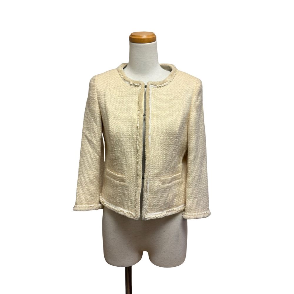 【中古】ドゥーズィエムクラス DEUXIEME CLASSE ツイードジャケット ノーカラー 38 生成 アイボリー /MZ ■GY99 レディース 【ベクトル 古着】 260415ブランドドゥーズィエムクラス DEUXIEME CLASSE表記サイズ38実寸サイズ肩幅：35cm　身幅：43cm　着丈：45cm　袖丈：45cm　　素材毛、ナイロン、キュプラ色生成 アイボリー状態若干の使用感はございますが、特筆するようなダメージはなく、比較的きれいなお品です。 ※あくまでも中古品ですので掲載写真や記載内容をご確認いただき、ご理解の上ご購入ください。備考株式会社ベイクルーズ こちらのお品物は店舗で保管しておらず、店頭販売出来かねます。(※お取り寄せも出来かねます)商品のお問い合わせの回答を休止しております。＊各商品ページの商品詳細等をご確認の上ご購入ください。【中古】ドゥーズィエムクラス DEUXIEME CLASSE ツイードジャケット ノーカラー 38 生成 アイボリー /MZ ■GY99 レディース 【ベクトル 古着】 260415状態ランク　”A”詳細については、下記および「状態ランクについて」ページをご覧ください。未使用・新品の商品ほぼ新品同様の商品使用感が少なく、かなり状態の良い商品使用感はあるが、傷や汚れの少ない商品使用感の他、傷や汚れが見られる商品かなり大きな傷みがある難あり商品※S〜CランクはUSED品となりますので、使用感をご理解の上でご入札下さい。状態ランクについてinformationブランドドゥーズィエムクラス DEUXIEME CLASSE表記サイズ38実寸サイズ肩幅：35cm　身幅：43cm　着丈：45cm　袖丈：45cm　　素材毛、ナイロン、キュプラ色生成 アイボリー状態若干の使用感はございますが、特筆するようなダメージはなく、比較的きれいなお品です。 ※あくまでも中古品ですので掲載写真や記載内容をご確認いただき、ご理解の上ご購入ください。備考株式会社ベイクルーズ こちらのお品物は店舗で保管しておらず、店頭販売出来かねます。(※お取り寄せも出来かねます)商品のお問い合わせの回答を休止しております。＊各商品ページの商品詳細等をご確認の上ご購入ください。本商品は一点物です他サイトや店舗にて販売している商品です。多少のお時間差にて欠品になることもございます。予めご了承頂ますようお願い致します。ベクトル・サイズガイドはこちらこの商品と同じブランドの商品を見る