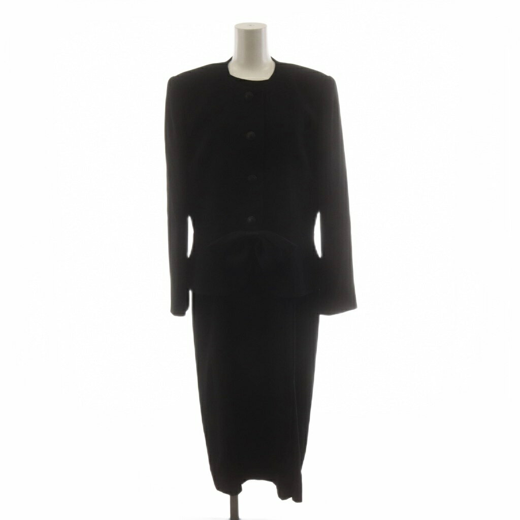 【中古】ジバンシィ GIVENCHY スーツ セットアップ ノーカラージャケット ワンピース ロング 半袖 リボン 12 黒 ブラック /AN45 ■ECD004 レディース 【ベクトル 古着】 260511ブランドジバンシィ GIVENCHY表記サイズ12実寸サイズジャケット肩幅：約39cm　ジャケット身幅：約47cm　ジャケット総丈：約58cm　ジャケット袖丈：約57cm　ワンピース肩幅：約38cm　ワンピース身幅：約45cm　ワンピース袖丈：約28cm　ワンピース総丈：約109cm　　素材（ジャケット） 表地 トリアセテート レーヨン 裏地 キュプラ （ワンピース） 表地 トリアセテート レーヨン 裏地 キュプラ色黒 ブラック仕様肩パット状態使用感が少なく、かなり状態の良い商品です。 ※あくまでも中古品ですので掲載写真や記載内容をご確認いただき、ご理解の上ご購入ください。備考株式会社東京ソワール商品のお問い合わせの回答を休止しております。＊各商品ページの商品詳細等をご確認の上ご購入ください。【中古】ジバンシィ GIVENCHY スーツ セットアップ ノーカラージャケット ワンピース ロング 半袖 リボン 12 黒 ブラック /AN45 ■ECD004 レディース 【ベクトル 古着】 260511状態ランク　”A”詳細については、下記および「状態ランクについて」ページをご覧ください。未使用・新品の商品ほぼ新品同様の商品使用感が少なく、かなり状態の良い商品使用感はあるが、傷や汚れの少ない商品使用感の他、傷や汚れが見られる商品かなり大きな傷みがある難あり商品※S〜CランクはUSED品となりますので、使用感をご理解の上でご入札下さい。状態ランクについてinformationブランドジバンシィ GIVENCHY表記サイズ12実寸サイズジャケット肩幅：約39cm　ジャケット身幅：約47cm　ジャケット総丈：約58cm　ジャケット袖丈：約57cm　ワンピース肩幅：約38cm　ワンピース身幅：約45cm　ワンピース袖丈：約28cm　ワンピース総丈：約109cm　　素材（ジャケット） 表地 トリアセテート レーヨン 裏地 キュプラ （ワンピース） 表地 トリアセテート レーヨン 裏地 キュプラ色黒 ブラック仕様肩パット状態使用感が少なく、かなり状態の良い商品です。 ※あくまでも中古品ですので掲載写真や記載内容をご確認いただき、ご理解の上ご購入ください。備考株式会社東京ソワール商品のお問い合わせの回答を休止しております。＊各商品ページの商品詳細等をご確認の上ご購入ください。本商品は一点物です他サイトや店舗にて販売している商品です。多少のお時間差にて欠品になることもございます。予めご了承頂ますようお願い致します。ベクトル・サイズガイドはこちらこの商品と同じブランドの商品を見る