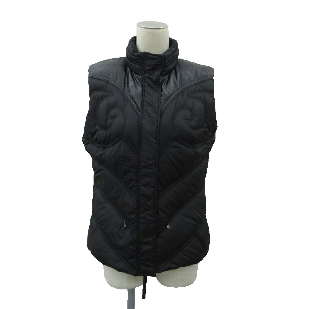 【中古】ジャストカヴァリ JUST cavalli ダウンベスト ナイロン 42 黒 ブラック スタンドカラー フード付き 2way ジップアップ ミドル丈 /YS34 ■ECD006 レディース 【ベクトル 古着】 260630ブランドジャストカヴァリ JUST cavalli表記サイズ42実寸サイズ身幅：50cm　着丈：58cm　　素材表地：ナイロン 詰め物：ダウン フェザー 裏地：ナイロン色黒仕様フード収納可状態使用感が少なく、かなり状態の良い商品です。 ※あくまでも中古品ですので掲載写真や記載内容をご確認いただき、ご理解の上ご購入ください。備考株式会社スタッフインターナショナルジャパン 品番なし 商品のお問い合わせの回答を休止しております。＊各商品ページの商品詳細等をご確認の上ご購入ください。【中古】ジャストカヴァリ JUST cavalli ダウンベスト ナイロン 42 黒 ブラック スタンドカラー フード付き 2way ジップアップ ミドル丈 /YS34 ■ECD006 レディース 【ベクトル 古着】 260630状態ランク　”A”詳細については、下記および「状態ランクについて」ページをご覧ください。未使用・新品の商品ほぼ新品同様の商品使用感が少なく、かなり状態の良い商品使用感はあるが、傷や汚れの少ない商品使用感の他、傷や汚れが見られる商品かなり大きな傷みがある難あり商品※S〜CランクはUSED品となりますので、使用感をご理解の上でご入札下さい。状態ランクについてinformationブランドジャストカヴァリ JUST cavalli表記サイズ42実寸サイズ身幅：50cm　着丈：58cm　　素材表地：ナイロン 詰め物：ダウン フェザー 裏地：ナイロン色黒仕様フード収納可状態使用感が少なく、かなり状態の良い商品です。 ※あくまでも中古品ですので掲載写真や記載内容をご確認いただき、ご理解の上ご購入ください。備考株式会社スタッフインターナショナルジャパン 品番なし 商品のお問い合わせの回答を休止しております。＊各商品ページの商品詳細等をご確認の上ご購入ください。本商品は一点物です他サイトや店舗にて販売している商品です。多少のお時間差にて欠品になることもございます。予めご了承頂ますようお願い致します。ベクトル・サイズガイドはこちらこの商品と同じブランドの商品を見る