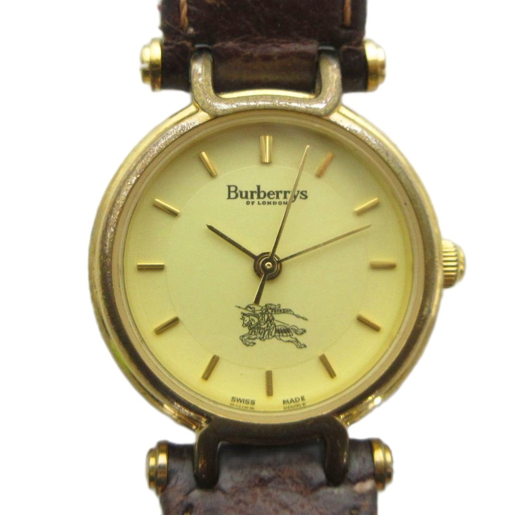 【中古】バーバリーズ Burberrys 3200 腕時計 ウォッチ クォーツ レザーベルト ロゴ ゴールド色 /MQ レディース 【ベクトル 古着】 260801ブランドバーバリーズ Burberrys表記サイズ実寸サイズをご参考ください。実寸サイズバンド幅：約1cm　腕周り：約13.5-17cm　ケース・タテ：約22mm　ケース・ヨコ（リューズは除く）：約22mm　　素材※詳細不明のため掲載の写真をご確認いただいた上でご検討ください。色ゴールド色状態ベルトの劣化、ケースに傷がございます。 ※全体的に中古品としての使用感とダメージがありますが、通常使用には支障のない商品です。 掲載写真や記載内容をご確認いただき、ご理解の上ご購入ください。備考型番 3200 2026/8/1動作確認済 OH期不明商品のお問い合わせの回答を休止しております。＊各商品ページの商品詳細等をご確認の上ご購入ください。【中古】バーバリーズ Burberrys 3200 腕時計 ウォッチ クォーツ レザーベルト ロゴ ゴールド色 /MQ レディース 【ベクトル 古着】 260801状態ランク　”B”詳細については、下記および「状態ランクについて」ページをご覧ください。未使用・新品の商品ほぼ新品同様の商品使用感が少なく、かなり状態の良い商品使用感はあるが、傷や汚れの少ない商品使用感の他、傷や汚れが見られる商品かなり大きな傷みがある難あり商品※S〜CランクはUSED品となりますので、使用感をご理解の上でご入札下さい。状態ランクについてinformationブランドバーバリーズ Burberrys表記サイズ実寸サイズをご参考ください。実寸サイズバンド幅：約1cm　腕周り：約13.5-17cm　ケース・タテ：約22mm　ケース・ヨコ（リューズは除く）：約22mm　　素材※詳細不明のため掲載の写真をご確認いただいた上でご検討ください。色ゴールド色状態ベルトの劣化、ケースに傷がございます。 ※全体的に中古品としての使用感とダメージがありますが、通常使用には支障のない商品です。 掲載写真や記載内容をご確認いただき、ご理解の上ご購入ください。備考型番 3200 2026/8/1動作確認済 OH期不明商品のお問い合わせの回答を休止しております。＊各商品ページの商品詳細等をご確認の上ご購入ください。本商品は一点物です他サイトや店舗にて販売している商品です。多少のお時間差にて欠品になることもございます。予めご了承頂ますようお願い致します。ベクトル・サイズガイドはこちらこの商品と同じブランドの商品を見る