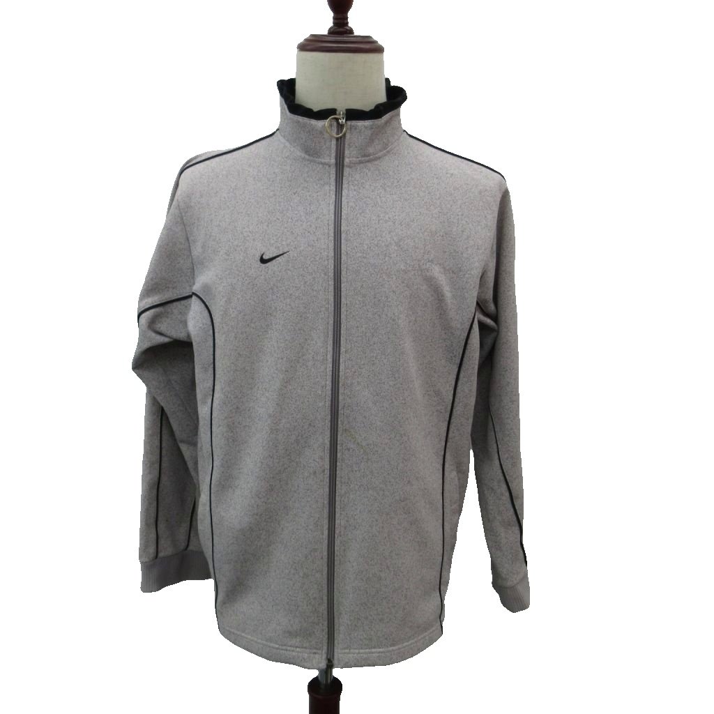 【中古】ナイキ NIKE スポーツウェア ブルゾンジャケット L ライトグレー スタンドカラー ジップアップ ミドル丈 /YS47 ■ECB006 メンズ 【ベクトル 古着】 260707ブランドナイキ NIKE表記サイズL実寸サイズ肩幅：46cm　身幅：56cm　着丈：67cm　袖丈：59cm　　素材本体：ポリエステル 別布：ポリエステル、ポリウレタン色ライトグレー仕様サイドポケット状態この商品には下記のようなダメージがあります。 ・前身頃に最大5ほどの黄色いシミ汚れが2か所 ・裏地全体に毛羽立ちあり ・右袖口に0.5ほどの赤茶色いシミ汚れ ・右袖口の後ろ側に1.5ほどの黄色いシミ汚れが2か所 その他に目立ったダメージはなく、問題なくご使用いただける商品です。 ※あくまでも中古品ですので掲載写真や記載内容をご確認いただき、ご理解の上ご購入ください。備考株式会社ナイキジャパン 商品のお問い合わせの回答を休止しております。＊各商品ページの商品詳細等をご確認の上ご購入ください。【中古】ナイキ NIKE スポーツウェア ブルゾンジャケット L ライトグレー スタンドカラー ジップアップ ミドル丈 /YS47 ■ECB006 メンズ 【ベクトル 古着】 260707状態ランク　”AB”詳細については、下記および「状態ランクについて」ページをご覧ください。未使用・新品の商品ほぼ新品同様の商品使用感が少なく、かなり状態の良い商品使用感はあるが、傷や汚れの少ない商品使用感の他、傷や汚れが見られる商品かなり大きな傷みがある難あり商品※S〜CランクはUSED品となりますので、使用感をご理解の上でご入札下さい。状態ランクについてinformationブランドナイキ NIKE表記サイズL実寸サイズ肩幅：46cm　身幅：56cm　着丈：67cm　袖丈：59cm　　素材本体：ポリエステル 別布：ポリエステル、ポリウレタン色ライトグレー仕様サイドポケット状態この商品には下記のようなダメージがあります。 ・前身頃に最大5ほどの黄色いシミ汚れが2か所 ・裏地全体に毛羽立ちあり ・右袖口に0.5ほどの赤茶色いシミ汚れ ・右袖口の後ろ側に1.5ほどの黄色いシミ汚れが2か所 その他に目立ったダメージはなく、問題なくご使用いただける商品です。 ※あくまでも中古品ですので掲載写真や記載内容をご確認いただき、ご理解の上ご購入ください。備考株式会社ナイキジャパン 商品のお問い合わせの回答を休止しております。＊各商品ページの商品詳細等をご確認の上ご購入ください。本商品は一点物です他サイトや店舗にて販売している商品です。多少のお時間差にて欠品になることもございます。予めご了承頂ますようお願い致します。ベクトル・サイズガイドはこちらこの商品と同じブランドの商品を見る