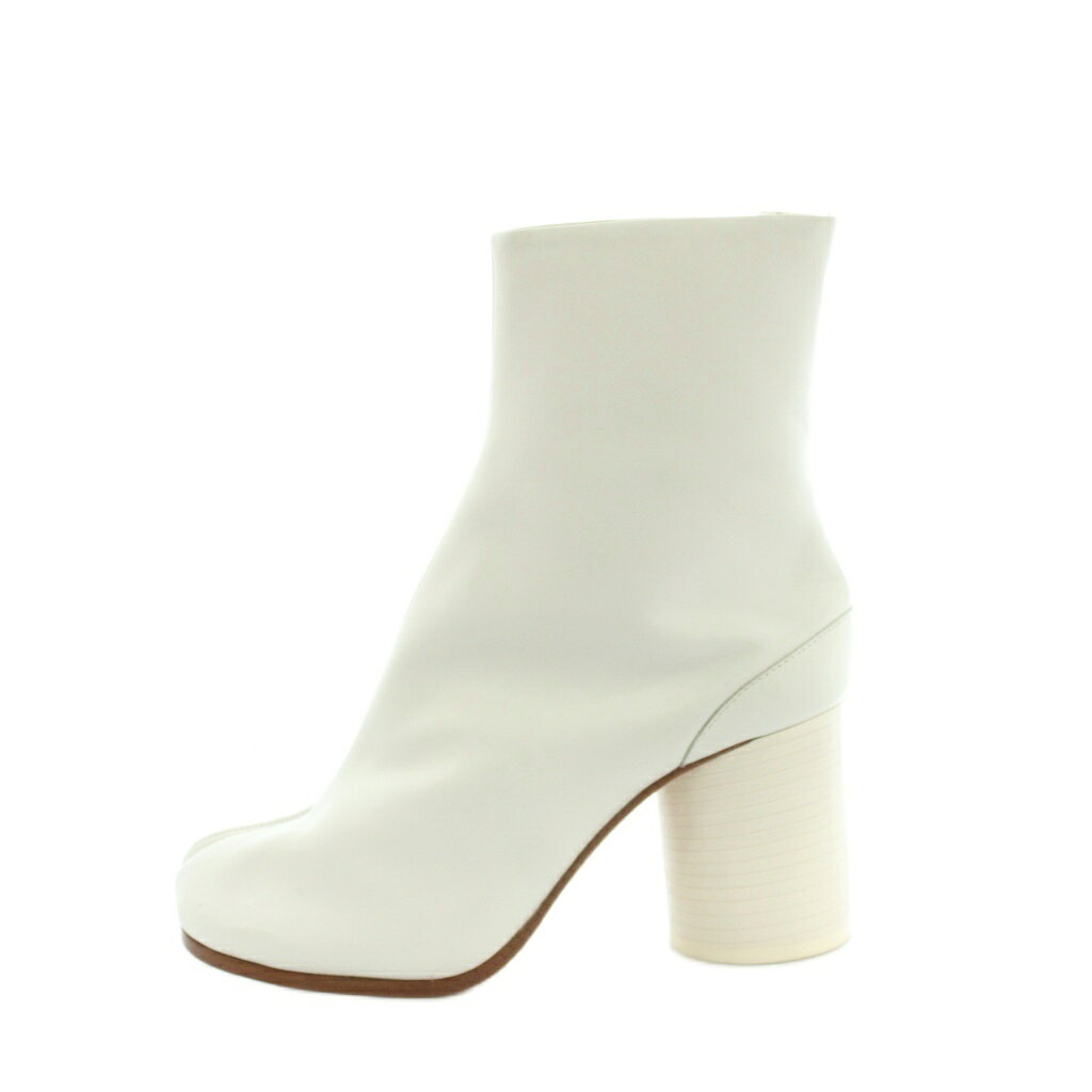 【中古】マルタンマルジェラ 22 Martin Margiela 22 足袋ブーツ ショート レザー 35 22.0cm 白 ホワイト /MI ■GY62 レディース 【ベクトル 古着】 260724ブランドマルタンマルジェラ 22 Martin Margiela 22表記サイズ35 22.0cm実寸サイズ筒周り：21cm　筒高：14cm　ヒールの高さ：7.5cm　足首：25cm　　素材レザー色白 ホワイト状態後ろ側に薄汚れがございますが、その他に目立ったダメージはなく、まだまだご使用いただける商品です。 ※あくまでも中古品ですので掲載写真や記載内容をご確認いただき、ご理解の上ご購入ください。付属品袋備考品番なし商品のお問い合わせの回答を休止しております。＊各商品ページの商品詳細等をご確認の上ご購入ください。【中古】マルタンマルジェラ 22 Martin Margiela 22 足袋ブーツ ショート レザー 35 22.0cm 白 ホワイト /MI ■GY62 レディース 【ベクトル 古着】 260724状態ランク　”AB”詳細については、下記および「状態ランクについて」ページをご覧ください。未使用・新品の商品ほぼ新品同様の商品使用感が少なく、かなり状態の良い商品使用感はあるが、傷や汚れの少ない商品使用感の他、傷や汚れが見られる商品かなり大きな傷みがある難あり商品※S〜CランクはUSED品となりますので、使用感をご理解の上でご入札下さい。状態ランクについてinformationブランドマルタンマルジェラ 22 Martin Margiela 22表記サイズ35 22.0cm実寸サイズ筒周り：21cm　筒高：14cm　ヒールの高さ：7.5cm　足首：25cm　　素材レザー色白 ホワイト状態後ろ側に薄汚れがございますが、その他に目立ったダメージはなく、まだまだご使用いただける商品です。 ※あくまでも中古品ですので掲載写真や記載内容をご確認いただき、ご理解の上ご購入ください。付属品袋備考品番なし商品のお問い合わせの回答を休止しております。＊各商品ページの商品詳細等をご確認の上ご購入ください。本商品は一点物です他サイトや店舗にて販売している商品です。多少のお時間差にて欠品になることもございます。予めご了承頂ますようお願い致します。ベクトル・サイズガイドはこちらこの商品と同じブランドの商品を見る
