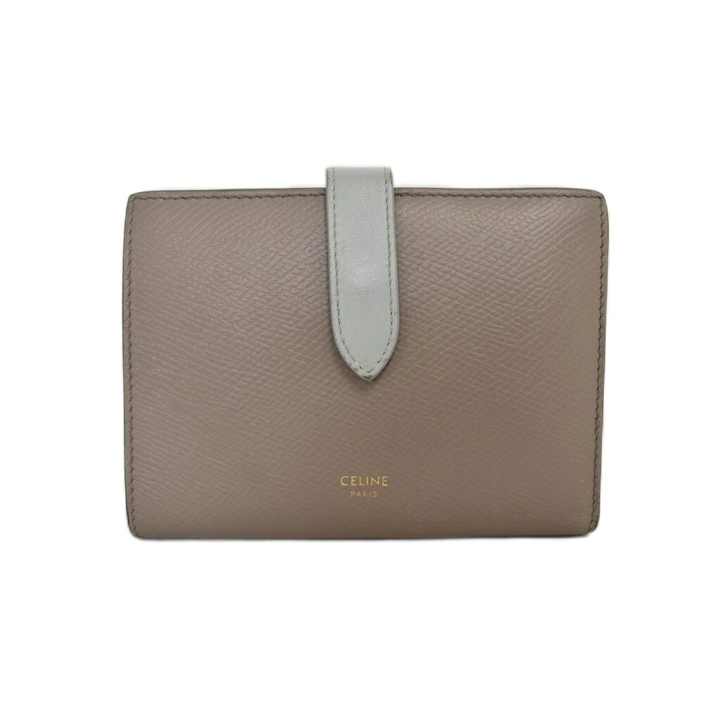 【中古】セリーヌ CELINE ミディアムストラップウォレット 二つ折り財布 グレー ☆AA★ レディース 【ベクトル 古着】 260308ブランドセリーヌ CELINE実寸サイズヨコ：14cm　タテ：10.5cm　マチ：2cm　　色グレー仕様・札入れ×1 ・小銭入れ×1 ・カード入れ×7 ・オープンポケット×2状態・角スレ ・内部にキズや汚れ ※全体的に中古品としての使用感とダメージがありますが、通常使用には支障のない商品です。 掲載写真や記載内容をご確認いただき、ご理解の上ご購入ください。付属品付属品なし商品のお問い合わせの回答を休止しております。＊各商品ページの商品詳細等をご確認の上ご購入ください。【中古】セリーヌ CELINE ミディアムストラップウォレット 二つ折り財布 グレー ☆AA★ レディース 【ベクトル 古着】 260308状態ランク　”B”詳細については、下記および「状態ランクについて」ページをご覧ください。未使用・新品の商品ほぼ新品同様の商品使用感が少なく、かなり状態の良い商品使用感はあるが、傷や汚れの少ない商品使用感の他、傷や汚れが見られる商品かなり大きな傷みがある難あり商品※S〜CランクはUSED品となりますので、使用感をご理解の上でご入札下さい。状態ランクについてinformationブランドセリーヌ CELINE実寸サイズヨコ：14cm　タテ：10.5cm　マチ：2cm　　色グレー仕様・札入れ×1 ・小銭入れ×1 ・カード入れ×7 ・オープンポケット×2状態・角スレ ・内部にキズや汚れ ※全体的に中古品としての使用感とダメージがありますが、通常使用には支障のない商品です。 掲載写真や記載内容をご確認いただき、ご理解の上ご購入ください。付属品付属品なし商品のお問い合わせの回答を休止しております。＊各商品ページの商品詳細等をご確認の上ご購入ください。本商品は一点物です他サイトや店舗にて販売している商品です。多少のお時間差にて欠品になることもございます。予めご了承頂ますようお願い致します。ベクトル・サイズガイドはこちらこの商品と同じブランドの商品を見る