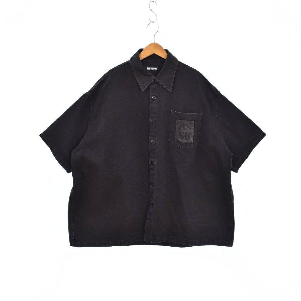 【中古】ラフシモンズ RAF SIMONS 23SS OVERSIZED SHORT SLEEVED DENIM SHIRT ショートスリーブデニムシャツ 半袖 無地 ロゴレザーパッチ ロゴボタン S 黒 ブラック 231-M245 メンズ 【ベクトル 古着】 260530