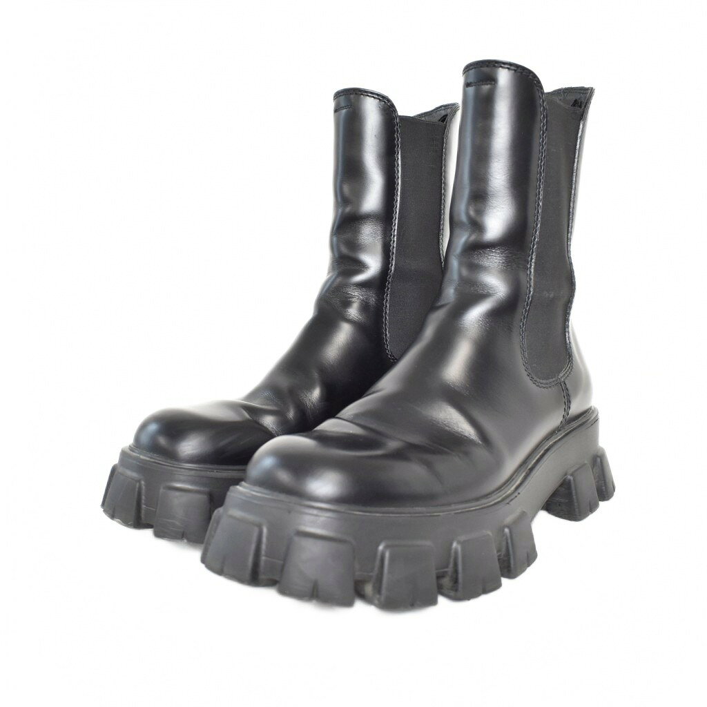 【中古】プラダ PRADA モノリス ブラッシュド レザー チェルシー ブーツ 9.5 黒 ブラック 2UE027 メンズ 【ベクトル 古着】 260707ブランドプラダ PRADA表記サイズ9.5実寸サイズ筒周り：29cm　筒高：23cm　ヒールの高さ：6cm　足首：29.5cm　　素材レザー色黒 ブラック状態履きシワやスレ、キズがございますが、その他に目立ったダメージはなく、問題なくご使用いただける商品です。 ※あくまでも中古品ですので掲載写真や記載内容をご確認いただき、ご理解の上ご購入ください。付属品付属品なし備考品番 2UE027商品のお問い合わせの回答を休止しております。＊各商品ページの商品詳細等をご確認の上ご購入ください。【中古】プラダ PRADA モノリス ブラッシュド レザー チェルシー ブーツ 9.5 黒 ブラック 2UE027 メンズ 【ベクトル 古着】 260707状態ランク　”AB”詳細については、下記および「状態ランクについて」ページをご覧ください。未使用・新品の商品ほぼ新品同様の商品使用感が少なく、かなり状態の良い商品使用感はあるが、傷や汚れの少ない商品使用感の他、傷や汚れが見られる商品かなり大きな傷みがある難あり商品※S〜CランクはUSED品となりますので、使用感をご理解の上でご入札下さい。状態ランクについてinformationブランドプラダ PRADA表記サイズ9.5実寸サイズ筒周り：29cm　筒高：23cm　ヒールの高さ：6cm　足首：29.5cm　　素材レザー色黒 ブラック状態履きシワやスレ、キズがございますが、その他に目立ったダメージはなく、問題なくご使用いただける商品です。 ※あくまでも中古品ですので掲載写真や記載内容をご確認いただき、ご理解の上ご購入ください。付属品付属品なし備考品番 2UE027商品のお問い合わせの回答を休止しております。＊各商品ページの商品詳細等をご確認の上ご購入ください。本商品は一点物です他サイトや店舗にて販売している商品です。多少のお時間差にて欠品になることもございます。予めご了承頂ますようお願い致します。ベクトル・サイズガイドはこちらこの商品と同じブランドの商品を見る