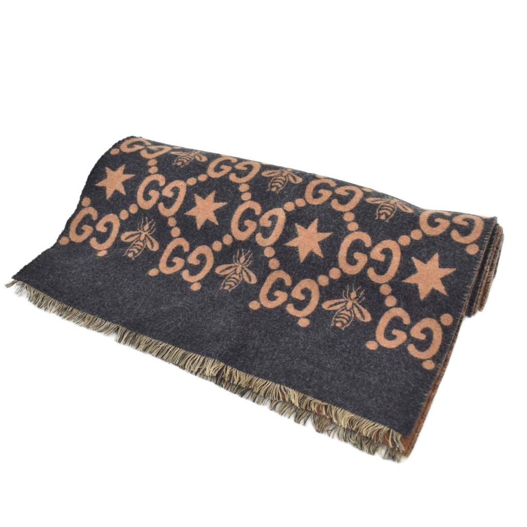 【中古】グッチ GUCCI ビー&スター GGジャカード マフラー ストール 黒 ブラック 茶 ブラウン ☆AA★ メンズ レディース 【ベクトル 古着】 260805ブランドグッチ GUCCI表記サイズ37×190cm実寸サイズ全長（フリンジ含まず）：188cm　幅：40cm　　素材毛、絹色黒 ブラック、茶 ブラウン状態毛羽立ちがございますが、その他に目立ったダメージはなく、問題なくご使用いただける商品です。 ※あくまでも中古品ですので掲載写真や記載内容をご確認いただき、ご理解の上ご購入ください。付属品付属品なし商品のお問い合わせの回答を休止しております。＊各商品ページの商品詳細等をご確認の上ご購入ください。【中古】グッチ GUCCI ビー&スター GGジャカード マフラー ストール 黒 ブラック 茶 ブラウン ☆AA★ メンズ レディース 【ベクトル 古着】 260805状態ランク　”AB”詳細については、下記および「状態ランクについて」ページをご覧ください。未使用・新品の商品ほぼ新品同様の商品使用感が少なく、かなり状態の良い商品使用感はあるが、傷や汚れの少ない商品使用感の他、傷や汚れが見られる商品かなり大きな傷みがある難あり商品※S〜CランクはUSED品となりますので、使用感をご理解の上でご入札下さい。状態ランクについてinformationブランドグッチ GUCCI表記サイズ37×190cm実寸サイズ全長（フリンジ含まず）：188cm　幅：40cm　　素材毛、絹色黒 ブラック、茶 ブラウン状態毛羽立ちがございますが、その他に目立ったダメージはなく、問題なくご使用いただける商品です。 ※あくまでも中古品ですので掲載写真や記載内容をご確認いただき、ご理解の上ご購入ください。付属品付属品なし商品のお問い合わせの回答を休止しております。＊各商品ページの商品詳細等をご確認の上ご購入ください。本商品は一点物です他サイトや店舗にて販売している商品です。多少のお時間差にて欠品になることもございます。予めご了承頂ますようお願い致します。ベクトル・サイズガイドはこちらこの商品と同じブランドの商品を見る