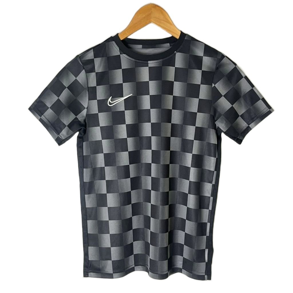 【中古】ナイキ NIKE DRI-FIT ACADEMY トップ AOP 半袖 カットソー Tシャツ クルーネック ロゴ刺? 市松模様 L ブラック グレー AQ0641-010 キッズ 【ベクトル 古着】 250822ブランドナイキ NIKE表記サイズL実寸サイズ肩幅：35cm　身幅：41.5cm　着丈：59.5cm　袖丈：18cm　　素材ポリエステル100%色ブラック グレー仕様クルーネック ロゴ刺?状態目立ったダメージはなく、問題なくご使用いただける商品です。 ※あくまでも中古品ですので掲載写真や記載内容をご確認いただき、ご理解の上ご購入ください。 付属品-備考品番：AQ0641-010商品のお問い合わせの回答を休止しております。＊各商品ページの商品詳細等をご確認の上ご購入ください。【中古】ナイキ NIKE DRI-FIT ACADEMY トップ AOP 半袖 カットソー Tシャツ クルーネック ロゴ刺? 市松模様 L ブラック グレー AQ0641-010 キッズ 【ベクトル 古着】 250822状態ランク　”A”詳細については、下記および「状態ランクについて」ページをご覧ください。未使用・新品の商品ほぼ新品同様の商品使用感が少なく、かなり状態の良い商品使用感はあるが、傷や汚れの少ない商品使用感の他、傷や汚れが見られる商品かなり大きな傷みがある難あり商品※S〜CランクはUSED品となりますので、使用感をご理解の上でご入札下さい。状態ランクについてinformationブランドナイキ NIKE表記サイズL実寸サイズ肩幅：35cm　身幅：41.5cm　着丈：59.5cm　袖丈：18cm　　素材ポリエステル100%色ブラック グレー仕様クルーネック ロゴ刺?状態目立ったダメージはなく、問題なくご使用いただける商品です。 ※あくまでも中古品ですので掲載写真や記載内容をご確認いただき、ご理解の上ご購入ください。 付属品-備考品番：AQ0641-010商品のお問い合わせの回答を休止しております。＊各商品ページの商品詳細等をご確認の上ご購入ください。本商品は一点物です他サイトや店舗にて販売している商品です。多少のお時間差にて欠品になることもございます。予めご了承頂ますようお願い致します。ベクトル・サイズガイドはこちらこの商品と同じブランドの商品を見る