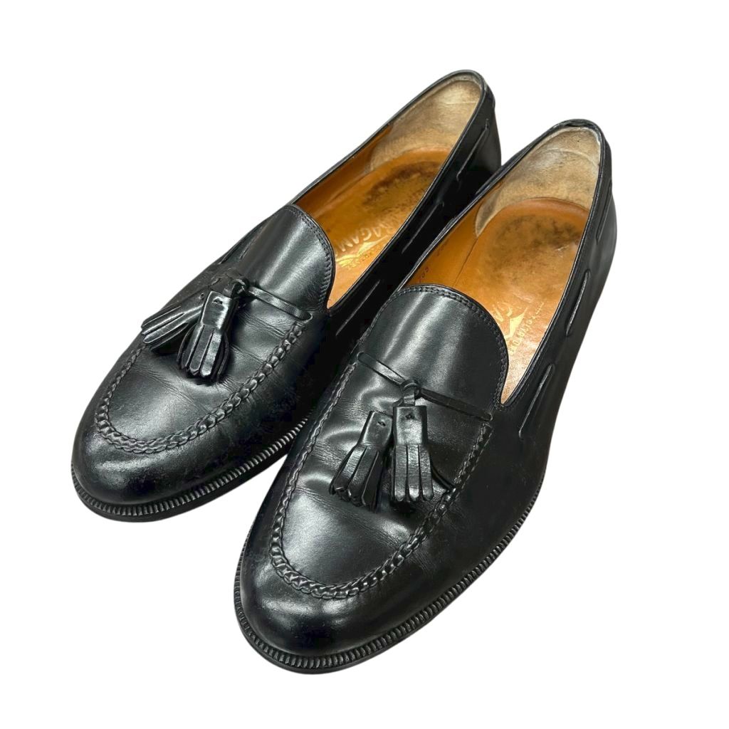【中古】サルヴァトーレフェラガモ Salvatore Ferragamo タッセルローファー レザー 8.5 黒 ブラック UG4785 メンズ 【ベクトル 古着】 251107ブランドサルヴァトーレフェラガモ Salvatore Ferragamo表記サイズ8.5実寸サイズ最大幅：10cm　アウトソール：27.5cm　　素材レザー色黒 ブラック仕様-状態目立ったダメージはなく、問題なくご使用いただける商品です。 ※あくまでも中古品ですので掲載写真や記載内容をご確認いただき、ご理解の上ご購入ください。付属品保存袋備考品番：UG4785商品のお問い合わせの回答を休止しております。＊各商品ページの商品詳細等をご確認の上ご購入ください。【中古】サルヴァトーレフェラガモ Salvatore Ferragamo タッセルローファー レザー 8.5 黒 ブラック UG4785 メンズ 【ベクトル 古着】 251107状態ランク　”AB”詳細については、下記および「状態ランクについて」ページをご覧ください。未使用・新品の商品ほぼ新品同様の商品使用感が少なく、かなり状態の良い商品使用感はあるが、傷や汚れの少ない商品使用感の他、傷や汚れが見られる商品かなり大きな傷みがある難あり商品※S〜CランクはUSED品となりますので、使用感をご理解の上でご入札下さい。状態ランクについてinformationブランドサルヴァトーレフェラガモ Salvatore Ferragamo表記サイズ8.5実寸サイズ最大幅：10cm　アウトソール：27.5cm　　素材レザー色黒 ブラック仕様-状態目立ったダメージはなく、問題なくご使用いただける商品です。 ※あくまでも中古品ですので掲載写真や記載内容をご確認いただき、ご理解の上ご購入ください。付属品保存袋備考品番：UG4785商品のお問い合わせの回答を休止しております。＊各商品ページの商品詳細等をご確認の上ご購入ください。本商品は一点物です他サイトや店舗にて販売している商品です。多少のお時間差にて欠品になることもございます。予めご了承頂ますようお願い致します。ベクトル・サイズガイドはこちらこの商品と同じブランドの商品を見る