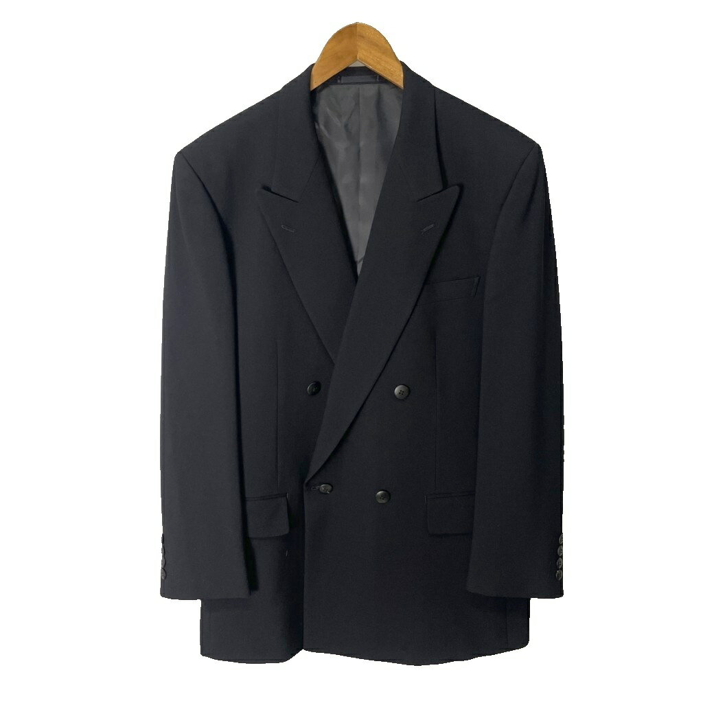 【中古】ランセル LANCEL テーラードジャケット ダブルブレスト ウール 96-84-180 A7 ブラック メンズ 【ベクトル 古着】 260323ブランドランセル LANCEL表記サイズ96-84-180 A7実寸サイズ肩幅：49cm　身幅：61cm　袖丈：61cm　着丈：79cm　　素材表地 毛 裏地 キュプラ ポリエステル 袖裏 キュプラ 色ブラック仕様裏地背抜き　裏地ポケット×4 ポケット×3　ダブル 4B　肩パッドあり状態使用感が少なく、状態の良い商品です。 ※あくまでも中古品ですので掲載写真や記載内容をご確認いただき、ご理解の上ご購入ください。商品のお問い合わせの回答を休止しております。＊各商品ページの商品詳細等をご確認の上ご購入ください。【中古】ランセル LANCEL テーラードジャケット ダブルブレスト ウール 96-84-180 A7 ブラック メンズ 【ベクトル 古着】 260323状態ランク　”A”詳細については、下記および「状態ランクについて」ページをご覧ください。未使用・新品の商品ほぼ新品同様の商品使用感が少なく、かなり状態の良い商品使用感はあるが、傷や汚れの少ない商品使用感の他、傷や汚れが見られる商品かなり大きな傷みがある難あり商品※S〜CランクはUSED品となりますので、使用感をご理解の上でご入札下さい。状態ランクについてinformationブランドランセル LANCEL表記サイズ96-84-180 A7実寸サイズ肩幅：49cm　身幅：61cm　袖丈：61cm　着丈：79cm　　素材表地 毛 裏地 キュプラ ポリエステル 袖裏 キュプラ 色ブラック仕様裏地背抜き　裏地ポケット×4 ポケット×3　ダブル 4B　肩パッドあり状態使用感が少なく、状態の良い商品です。 ※あくまでも中古品ですので掲載写真や記載内容をご確認いただき、ご理解の上ご購入ください。商品のお問い合わせの回答を休止しております。＊各商品ページの商品詳細等をご確認の上ご購入ください。本商品は一点物です他サイトや店舗にて販売している商品です。多少のお時間差にて欠品になることもございます。予めご了承頂ますようお願い致します。ベクトル・サイズガイドはこちらこの商品と同じブランドの商品を見る