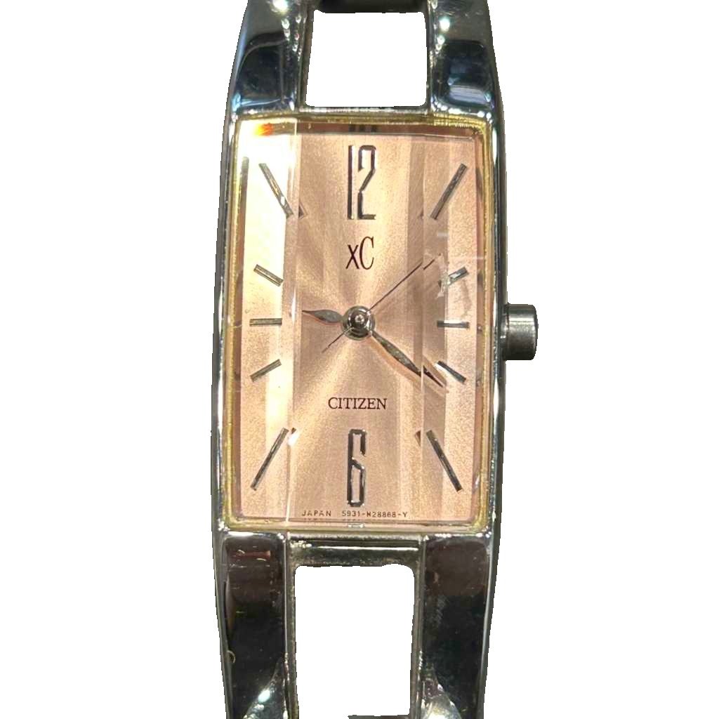 【中古】シチズン CITIZEN ジャンク xC クロスシー バングルウォッチ 腕時計 文字盤ピンク シルバーカラー ■GY06 レディース 【ベクトル 古着】 260622ブランドシチズン CITIZEN実寸サイズバンド幅：約1.5cm　腕周り：約18-20.5cm　ケース・タテ：約2.5mm　ケース・ヨコ（リューズは除く）：約1.5mm　　色シルバーカラー状態・動作未確認のため 上記の状態につき、ジャンク品扱いとさせていただきます。 ※ジャンク品につきましては、返品・交換・修理・動作保証は承っておりません。現状をよくご理解の上ご検討ください。商品のお問い合わせの回答を休止しております。＊各商品ページの商品詳細等をご確認の上ご購入ください。【中古】シチズン CITIZEN ジャンク xC クロスシー バングルウォッチ 腕時計 文字盤ピンク シルバーカラー ■GY06 レディース 【ベクトル 古着】 260622状態ランク　”D”詳細については、下記および「状態ランクについて」ページをご覧ください。未使用・新品の商品ほぼ新品同様の商品使用感が少なく、かなり状態の良い商品使用感はあるが、傷や汚れの少ない商品使用感の他、傷や汚れが見られる商品かなり大きな傷みがある難あり商品※S〜CランクはUSED品となりますので、使用感をご理解の上でご入札下さい。状態ランクについてinformationブランドシチズン CITIZEN実寸サイズバンド幅：約1.5cm　腕周り：約18-20.5cm　ケース・タテ：約2.5mm　ケース・ヨコ（リューズは除く）：約1.5mm　　色シルバーカラー状態・動作未確認のため 上記の状態につき、ジャンク品扱いとさせていただきます。 ※ジャンク品につきましては、返品・交換・修理・動作保証は承っておりません。現状をよくご理解の上ご検討ください。商品のお問い合わせの回答を休止しております。＊各商品ページの商品詳細等をご確認の上ご購入ください。本商品は一点物です他サイトや店舗にて販売している商品です。多少のお時間差にて欠品になることもございます。予めご了承頂ますようお願い致します。ベクトル・サイズガイドはこちらこの商品と同じブランドの商品を見る