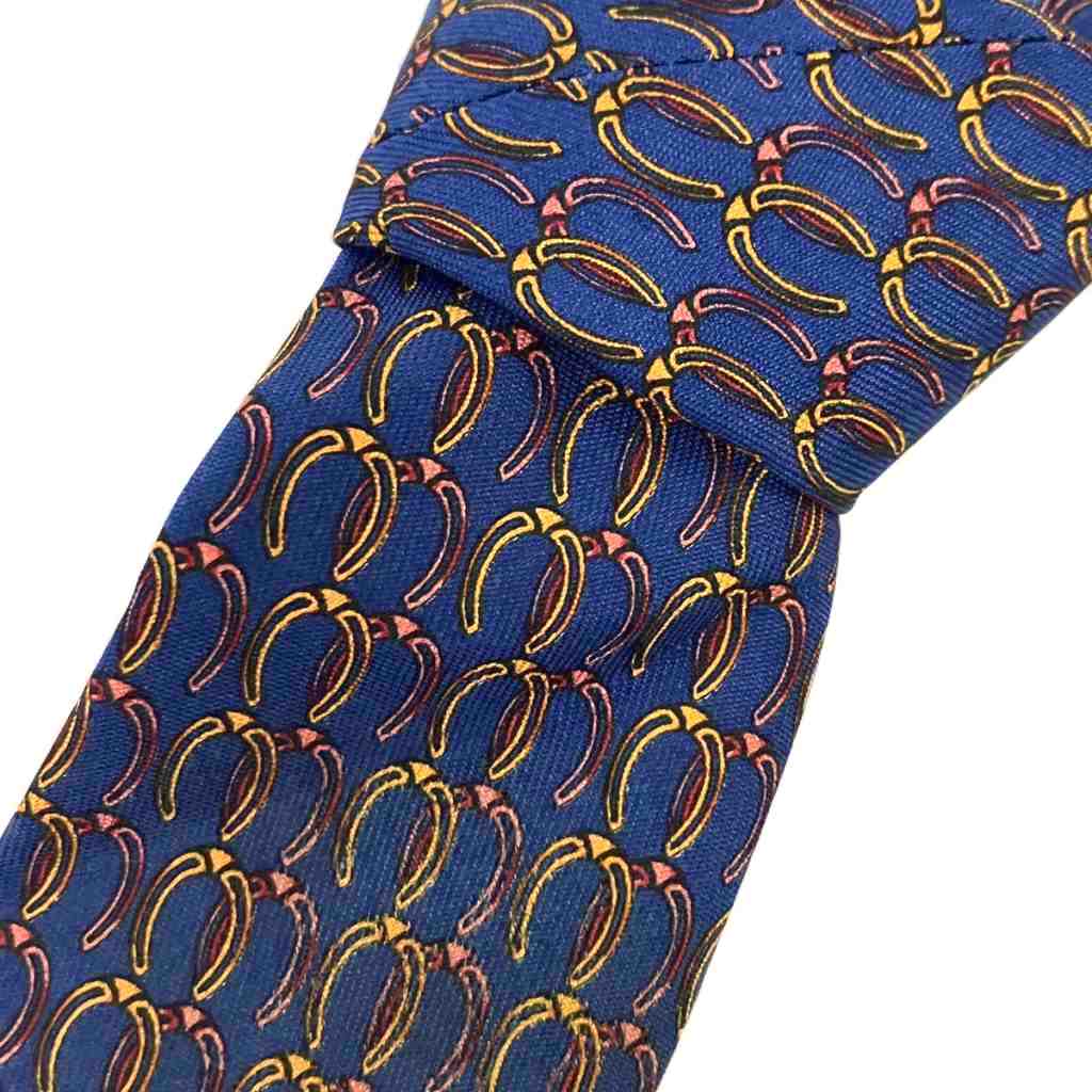 【中古】サルヴァトーレフェラガモ Salvatore Ferragamo ネクタイ ビジネス 総柄 シルク ネイビー ■GY06 メンズ 【ベクトル 古着】 260628ブランドサルヴァトーレフェラガモ Salvatore Ferragamo実寸サイズ大剣：9.5cm　全長：145cm　　素材シルク色ネイビー状態・多少の使用感あり その他に目立ったダメージはなく、問題なくご使用いただける商品です。 ※あくまでも中古品ですので掲載写真や記載内容をご確認いただき、ご理解の上ご購入ください。付属品付属品なし商品のお問い合わせの回答を休止しております。＊各商品ページの商品詳細等をご確認の上ご購入ください。【中古】サルヴァトーレフェラガモ Salvatore Ferragamo ネクタイ ビジネス 総柄 シルク ネイビー ■GY06 メンズ 【ベクトル 古着】 260628状態ランク　”AB”詳細については、下記および「状態ランクについて」ページをご覧ください。未使用・新品の商品ほぼ新品同様の商品使用感が少なく、かなり状態の良い商品使用感はあるが、傷や汚れの少ない商品使用感の他、傷や汚れが見られる商品かなり大きな傷みがある難あり商品※S〜CランクはUSED品となりますので、使用感をご理解の上でご入札下さい。状態ランクについてinformationブランドサルヴァトーレフェラガモ Salvatore Ferragamo実寸サイズ大剣：9.5cm　全長：145cm　　素材シルク色ネイビー状態・多少の使用感あり その他に目立ったダメージはなく、問題なくご使用いただける商品です。 ※あくまでも中古品ですので掲載写真や記載内容をご確認いただき、ご理解の上ご購入ください。付属品付属品なし商品のお問い合わせの回答を休止しております。＊各商品ページの商品詳細等をご確認の上ご購入ください。本商品は一点物です他サイトや店舗にて販売している商品です。多少のお時間差にて欠品になることもございます。予めご了承頂ますようお願い致します。ベクトル・サイズガイドはこちらこの商品と同じブランドの商品を見る
