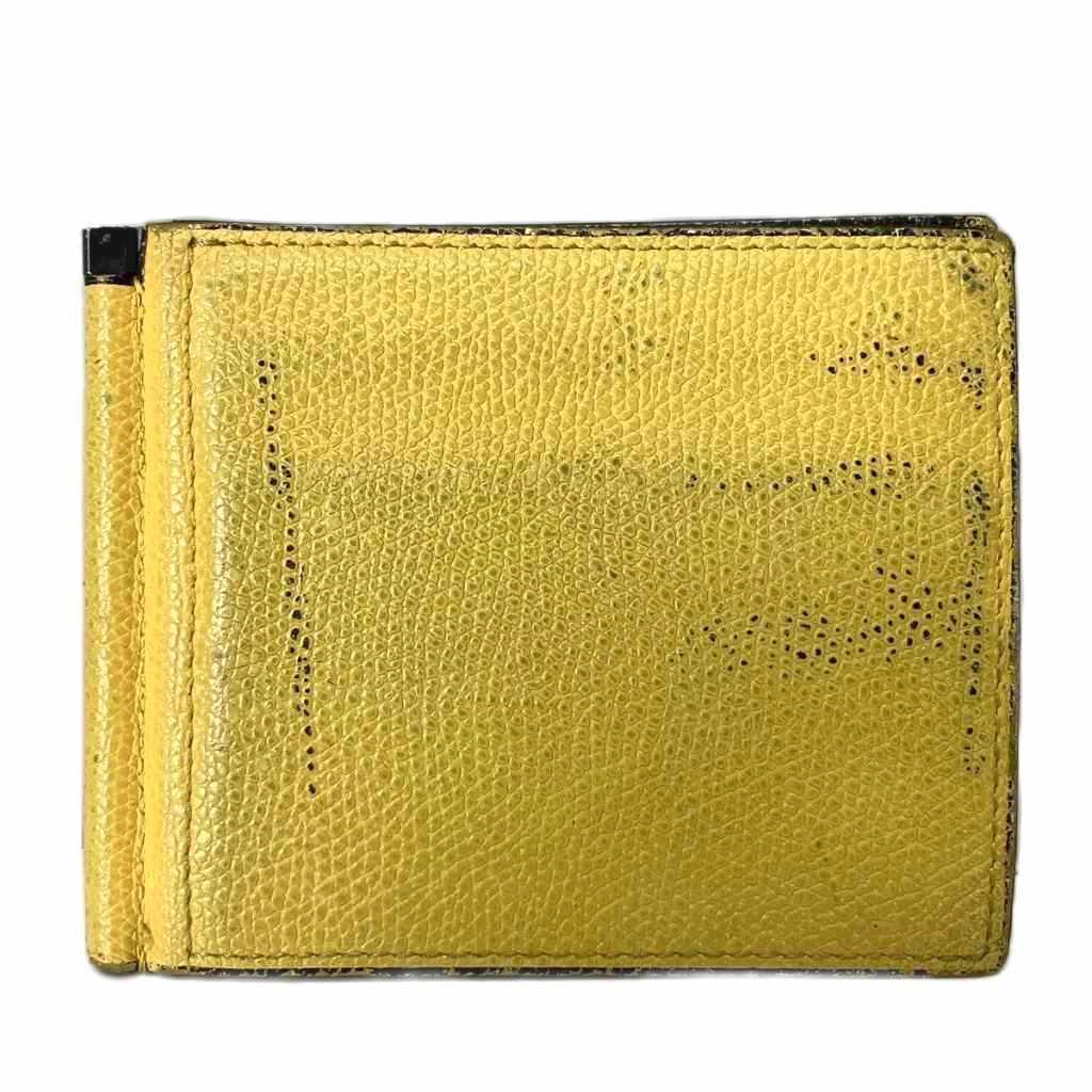【中古】ヴァレクストラ Valextra マネークリップ 札入れ 財布 イエロー メンズ 【ベクトル 古着】 260725ブランドヴァレクストラ Valextra実寸サイズヨコ：10cm　タテ：8.3cm　マチ：0.2cm　　色イエロー状態・全体に使用感あり ※全体的に中古品としての使用感とダメージがありますが、通常使用には支障のない商品です。 掲載写真や記載内容をご確認いただき、ご理解の上ご購入ください。商品のお問い合わせの回答を休止しております。＊各商品ページの商品詳細等をご確認の上ご購入ください。【中古】ヴァレクストラ Valextra マネークリップ 札入れ 財布 イエロー メンズ 【ベクトル 古着】 260725状態ランク　”B”詳細については、下記および「状態ランクについて」ページをご覧ください。未使用・新品の商品ほぼ新品同様の商品使用感が少なく、かなり状態の良い商品使用感はあるが、傷や汚れの少ない商品使用感の他、傷や汚れが見られる商品かなり大きな傷みがある難あり商品※S〜CランクはUSED品となりますので、使用感をご理解の上でご入札下さい。状態ランクについてinformationブランドヴァレクストラ Valextra実寸サイズヨコ：10cm　タテ：8.3cm　マチ：0.2cm　　色イエロー状態・全体に使用感あり ※全体的に中古品としての使用感とダメージがありますが、通常使用には支障のない商品です。 掲載写真や記載内容をご確認いただき、ご理解の上ご購入ください。商品のお問い合わせの回答を休止しております。＊各商品ページの商品詳細等をご確認の上ご購入ください。本商品は一点物です他サイトや店舗にて販売している商品です。多少のお時間差にて欠品になることもございます。予めご了承頂ますようお願い致します。ベクトル・サイズガイドはこちらこの商品と同じブランドの商品を見る