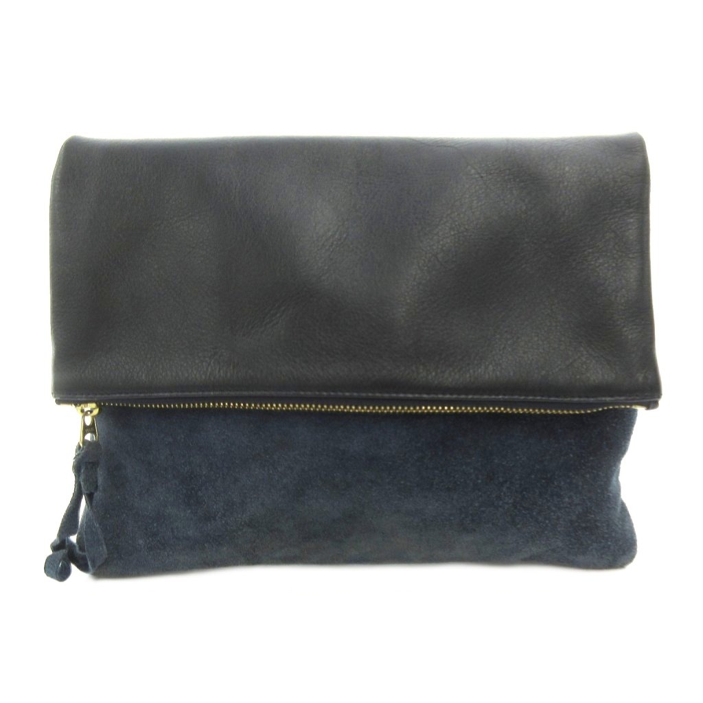【中古】B&Y ユナイテッドアローズ BEAUTY&YOUTH ビューティー&ユース セカンドバッグ クラッチバッグ 紺 ネイビー スエード調 レザー調 切り替えデザイン /IB メンズ 【ベクトル 古着】 260811ブランドB&Y ユナイテッドアローズ BEAUTY&YOUTH ビューティー&ユース実寸サイズ持ち手の長さ：-cm　ヨコ：28cm　タテ：22cm　マチ：-cm　ショルダーの長さ：-cm　全長 タテ 36cm　色紺 ネイビー ※色に関してはこの出品者の主観で判断しておりますので、カタログや正規のカラーとは言い回しが異なる場合があります。仕様・内ポケット×2（折りたたみ部分）状態・全体的にスレ、スエード調部分に色褪せや毛羽立ちあり ・後面の下部に汚れあり ※全体的に中古品としての使用感とダメージがありますが、通常使用には支障のない商品です。 掲載写真や記載内容をご確認いただき、ご理解の上ご購入ください。付属品付属品なし、写真に写っている物が全てです。備考こちらのお品物は店舗で保管しておらず、店頭販売出来かねます。（※お取り寄せも出来かねます）商品のお問い合わせの回答を休止しております。＊各商品ページの商品詳細等をご確認の上ご購入ください。【中古】B&Y ユナイテッドアローズ BEAUTY&YOUTH ビューティー&ユース セカンドバッグ クラッチバッグ 紺 ネイビー スエード調 レザー調 切り替えデザイン /IB メンズ 【ベクトル 古着】 260811状態ランク　”B”詳細については、下記および「状態ランクについて」ページをご覧ください。未使用・新品の商品ほぼ新品同様の商品使用感が少なく、かなり状態の良い商品使用感はあるが、傷や汚れの少ない商品使用感の他、傷や汚れが見られる商品かなり大きな傷みがある難あり商品※S〜CランクはUSED品となりますので、使用感をご理解の上でご入札下さい。状態ランクについてinformationブランドB&Y ユナイテッドアローズ BEAUTY&YOUTH ビューティー&ユース実寸サイズ持ち手の長さ：-cm　ヨコ：28cm　タテ：22cm　マチ：-cm　ショルダーの長さ：-cm　全長 タテ 36cm　色紺 ネイビー ※色に関してはこの出品者の主観で判断しておりますので、カタログや正規のカラーとは言い回しが異なる場合があります。仕様・内ポケット×2（折りたたみ部分）状態・全体的にスレ、スエード調部分に色褪せや毛羽立ちあり ・後面の下部に汚れあり ※全体的に中古品としての使用感とダメージがありますが、通常使用には支障のない商品です。 掲載写真や記載内容をご確認いただき、ご理解の上ご購入ください。付属品付属品なし、写真に写っている物が全てです。備考こちらのお品物は店舗で保管しておらず、店頭販売出来かねます。（※お取り寄せも出来かねます）商品のお問い合わせの回答を休止しております。＊各商品ページの商品詳細等をご確認の上ご購入ください。本商品は一点物です他サイトや店舗にて販売している商品です。多少のお時間差にて欠品になることもございます。予めご了承頂ますようお願い致します。ベクトル・サイズガイドはこちらこの商品と同じブランドの商品を見る