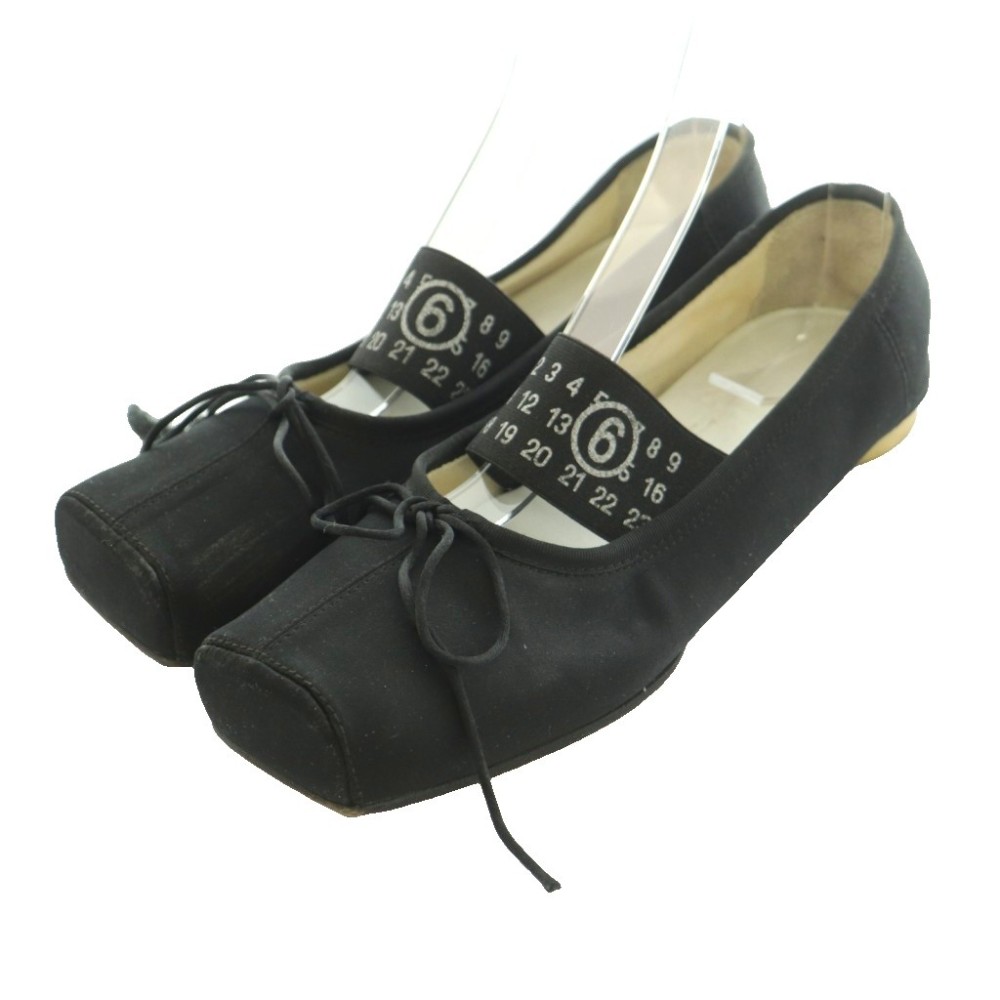 【中古】エムエムシックス メゾンマルジェラ MM6 Maison Margiela バレエシューズ スクエアトゥ リボン 23.0cm 黒 /MI ■GY19 レディース 【ベクトル 古着】 260825ブランドエムエムシックス メゾンマルジェラ MM6 Maison Margiela表記サイズ表記なし実寸サイズ最大幅：1cm　アウトソール：8cm　インソール約23.0cm　色黒 ブラック状態全体にスレ、汚れ、及び型崩れがございます。 また、右足リボンがほつれております。 ※全体的に中古品としての使用感とダメージがありますが、通常使用には支障のない商品です。 掲載写真や記載内容をご確認いただき、ご理解の上ご購入ください。付属品付属品なし商品のお問い合わせの回答を休止しております。＊各商品ページの商品詳細等をご確認の上ご購入ください。【中古】エムエムシックス メゾンマルジェラ MM6 Maison Margiela バレエシューズ スクエアトゥ リボン 23.0cm 黒 /MI ■GY19 レディース 【ベクトル 古着】 260825状態ランク　”B”詳細については、下記および「状態ランクについて」ページをご覧ください。未使用・新品の商品ほぼ新品同様の商品使用感が少なく、かなり状態の良い商品使用感はあるが、傷や汚れの少ない商品使用感の他、傷や汚れが見られる商品かなり大きな傷みがある難あり商品※S〜CランクはUSED品となりますので、使用感をご理解の上でご入札下さい。状態ランクについてinformationブランドエムエムシックス メゾンマルジェラ MM6 Maison Margiela表記サイズ表記なし実寸サイズ最大幅：1cm　アウトソール：8cm　インソール約23.0cm　色黒 ブラック状態全体にスレ、汚れ、及び型崩れがございます。 また、右足リボンがほつれております。 ※全体的に中古品としての使用感とダメージがありますが、通常使用には支障のない商品です。 掲載写真や記載内容をご確認いただき、ご理解の上ご購入ください。付属品付属品なし商品のお問い合わせの回答を休止しております。＊各商品ページの商品詳細等をご確認の上ご購入ください。本商品は一点物です他サイトや店舗にて販売している商品です。多少のお時間差にて欠品になることもございます。予めご了承頂ますようお願い致します。ベクトル・サイズガイドはこちらこの商品と同じブランドの商品を見る