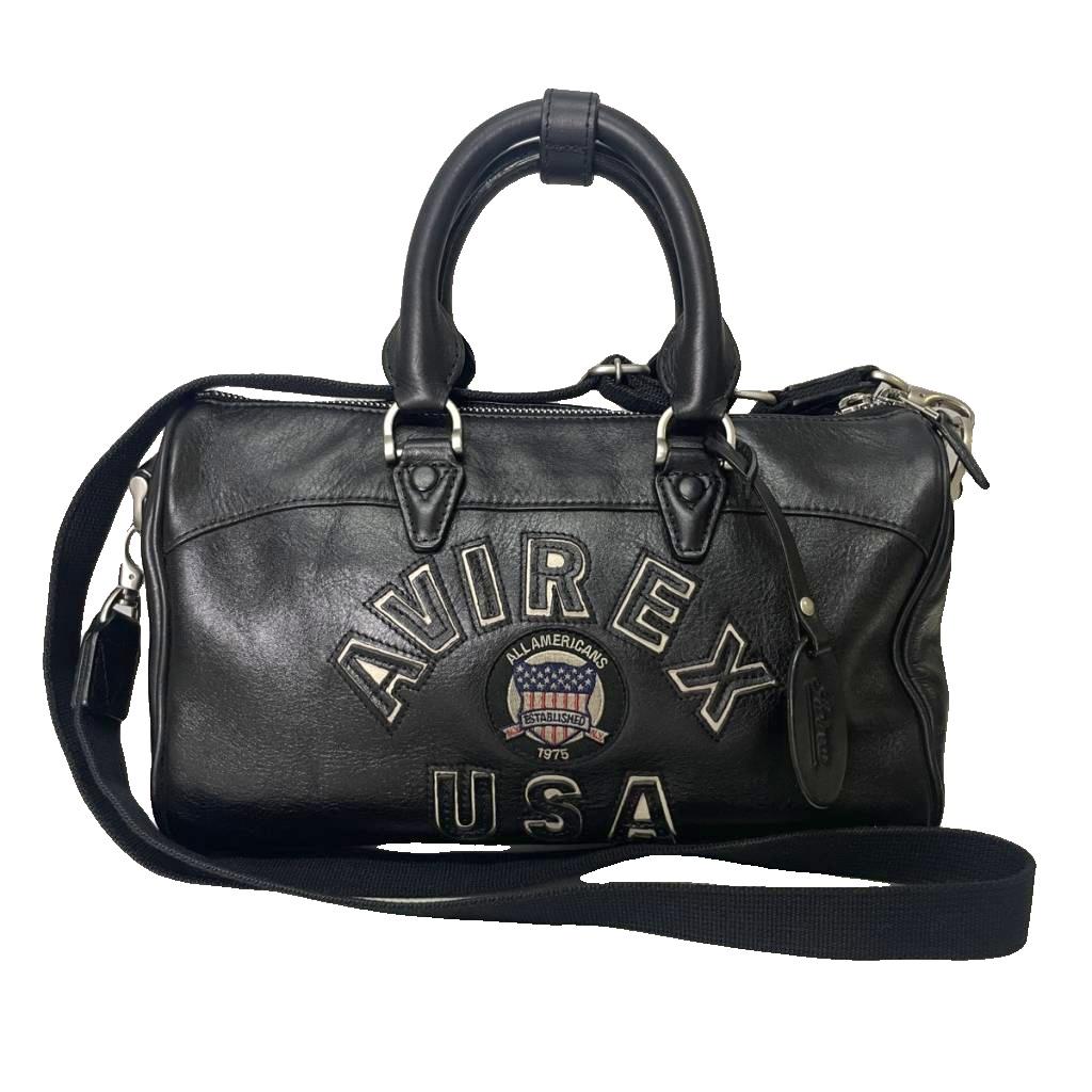 【中古】アヴィレックス AVIREX レザー ミニボストンバッグ ショルダーバッグ ロゴ 2WAY ブラック メンズ 【ベクトル 古着】 261007ブランドアヴィレックス AVIREX表記サイズ--実寸サイズ持ち手の長さ：35cm　ヨコ：30cm　タテ：21cm　マチ：11cm　ショルダーの長さ：89-145cm　　色黒 ブラック仕様裏地ポケット×4 ショルダーストラップ取り外し可能状態・裏地に薄汚れあり ・角擦れあり その他に目立ったダメージはなく、問題なくご使用いただける商品です。 ※あくまでも中古品ですので掲載写真や記載内容をご確認いただき、ご理解の上ご購入ください。商品のお問い合わせの回答を休止しております。＊各商品ページの商品詳細等をご確認の上ご購入ください。【中古】アヴィレックス AVIREX レザー ミニボストンバッグ ショルダーバッグ ロゴ 2WAY ブラック メンズ 【ベクトル 古着】 261007状態ランク　”AB”詳細については、下記および「状態ランクについて」ページをご覧ください。未使用・新品の商品ほぼ新品同様の商品使用感が少なく、かなり状態の良い商品使用感はあるが、傷や汚れの少ない商品使用感の他、傷や汚れが見られる商品かなり大きな傷みがある難あり商品※S〜CランクはUSED品となりますので、使用感をご理解の上でご入札下さい。状態ランクについてinformationブランドアヴィレックス AVIREX表記サイズ--実寸サイズ持ち手の長さ：35cm　ヨコ：30cm　タテ：21cm　マチ：11cm　ショルダーの長さ：89-145cm　　色黒 ブラック仕様裏地ポケット×4 ショルダーストラップ取り外し可能状態・裏地に薄汚れあり ・角擦れあり その他に目立ったダメージはなく、問題なくご使用いただける商品です。 ※あくまでも中古品ですので掲載写真や記載内容をご確認いただき、ご理解の上ご購入ください。商品のお問い合わせの回答を休止しております。＊各商品ページの商品詳細等をご確認の上ご購入ください。本商品は一点物です他サイトや店舗にて販売している商品です。多少のお時間差にて欠品になることもございます。予めご了承頂ますようお願い致します。ベクトル・サイズガイドはこちらこの商品と同じブランドの商品を見る