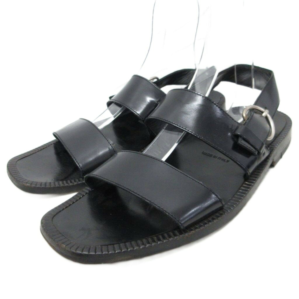 【中古】プラダ PRADA サンダル ミュール ダブルストラップ レザー 皮革 9 29cm 黒 ブラック ■IBO100 メンズ 【ベクトル 古着】 260712ブランドプラダ PRADA表記サイズ9実寸サイズヒールの高さ：約2cm　最大幅：約11.5cm　インソール実寸 約29　色黒 ブラック 状態・全体的に着用に伴う使用感、スレ ・かかとにすり減り 上記の他に目立ったダメージはなく、問題なくご使用いただける商品です。 ※あくまでも中古品ですので掲載写真や記載内容をご確認いただき、ご理解の上ご購入ください。付属品なし備考こちらのお品物は店舗で保管しておらず、店頭販売出来かねます。（※お取り寄せも出来かねます）商品のお問い合わせの回答を休止しております。＊各商品ページの商品詳細等をご確認の上ご購入ください。【中古】プラダ PRADA サンダル ミュール ダブルストラップ レザー 皮革 9 29cm 黒 ブラック ■IBO100 メンズ 【ベクトル 古着】 260712状態ランク　”AB”詳細については、下記および「状態ランクについて」ページをご覧ください。未使用・新品の商品ほぼ新品同様の商品使用感が少なく、かなり状態の良い商品使用感はあるが、傷や汚れの少ない商品使用感の他、傷や汚れが見られる商品かなり大きな傷みがある難あり商品※S〜CランクはUSED品となりますので、使用感をご理解の上でご入札下さい。状態ランクについてinformationブランドプラダ PRADA表記サイズ9実寸サイズヒールの高さ：約2cm　最大幅：約11.5cm　インソール実寸 約29　色黒 ブラック 状態・全体的に着用に伴う使用感、スレ ・かかとにすり減り 上記の他に目立ったダメージはなく、問題なくご使用いただける商品です。 ※あくまでも中古品ですので掲載写真や記載内容をご確認いただき、ご理解の上ご購入ください。付属品なし備考こちらのお品物は店舗で保管しておらず、店頭販売出来かねます。（※お取り寄せも出来かねます）商品のお問い合わせの回答を休止しております。＊各商品ページの商品詳細等をご確認の上ご購入ください。本商品は一点物です他サイトや店舗にて販売している商品です。多少のお時間差にて欠品になることもございます。予めご了承頂ますようお願い致します。ベクトル・サイズガイドはこちらこの商品と同じブランドの商品を見る