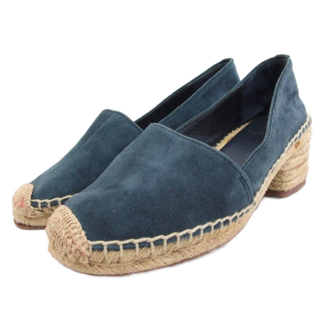 【中古】トリーバーチ TORY BURCH エスパドリーユ サンダル ミュール ヒール 7M 紺 ネイビー ■IBO100 レディース 【ベクトル 古着】 260722ブランドトリーバーチ TORY BURCH表記サイズ7M 約24相当実寸サイズヒールの高さ：約6cm　最大幅：約8.5cm　　色紺 ネイビー状態・全体的に若干の使用感、スレ ・サイドに薄汚れ 上記の他に目立ったダメージはなく、問題なくご使用いただける商品です。 ※あくまでも中古品ですので掲載写真や記載内容をご確認いただき、ご理解の上ご購入ください。付属品なし備考こちらのお品物は店舗で保管しておらず、店頭販売出来かねます。（※お取り寄せも出来かねます）商品のお問い合わせの回答を休止しております。＊各商品ページの商品詳細等をご確認の上ご購入ください。【中古】トリーバーチ TORY BURCH エスパドリーユ サンダル ミュール ヒール 7M 紺 ネイビー ■IBO100 レディース 【ベクトル 古着】 260722状態ランク　”AB”詳細については、下記および「状態ランクについて」ページをご覧ください。未使用・新品の商品ほぼ新品同様の商品使用感が少なく、かなり状態の良い商品使用感はあるが、傷や汚れの少ない商品使用感の他、傷や汚れが見られる商品かなり大きな傷みがある難あり商品※S〜CランクはUSED品となりますので、使用感をご理解の上でご入札下さい。状態ランクについてinformationブランドトリーバーチ TORY BURCH表記サイズ7M 約24相当実寸サイズヒールの高さ：約6cm　最大幅：約8.5cm　　色紺 ネイビー状態・全体的に若干の使用感、スレ ・サイドに薄汚れ 上記の他に目立ったダメージはなく、問題なくご使用いただける商品です。 ※あくまでも中古品ですので掲載写真や記載内容をご確認いただき、ご理解の上ご購入ください。付属品なし備考こちらのお品物は店舗で保管しておらず、店頭販売出来かねます。（※お取り寄せも出来かねます）商品のお問い合わせの回答を休止しております。＊各商品ページの商品詳細等をご確認の上ご購入ください。本商品は一点物です他サイトや店舗にて販売している商品です。多少のお時間差にて欠品になることもございます。予めご了承頂ますようお願い致します。ベクトル・サイズガイドはこちらこの商品と同じブランドの商品を見る