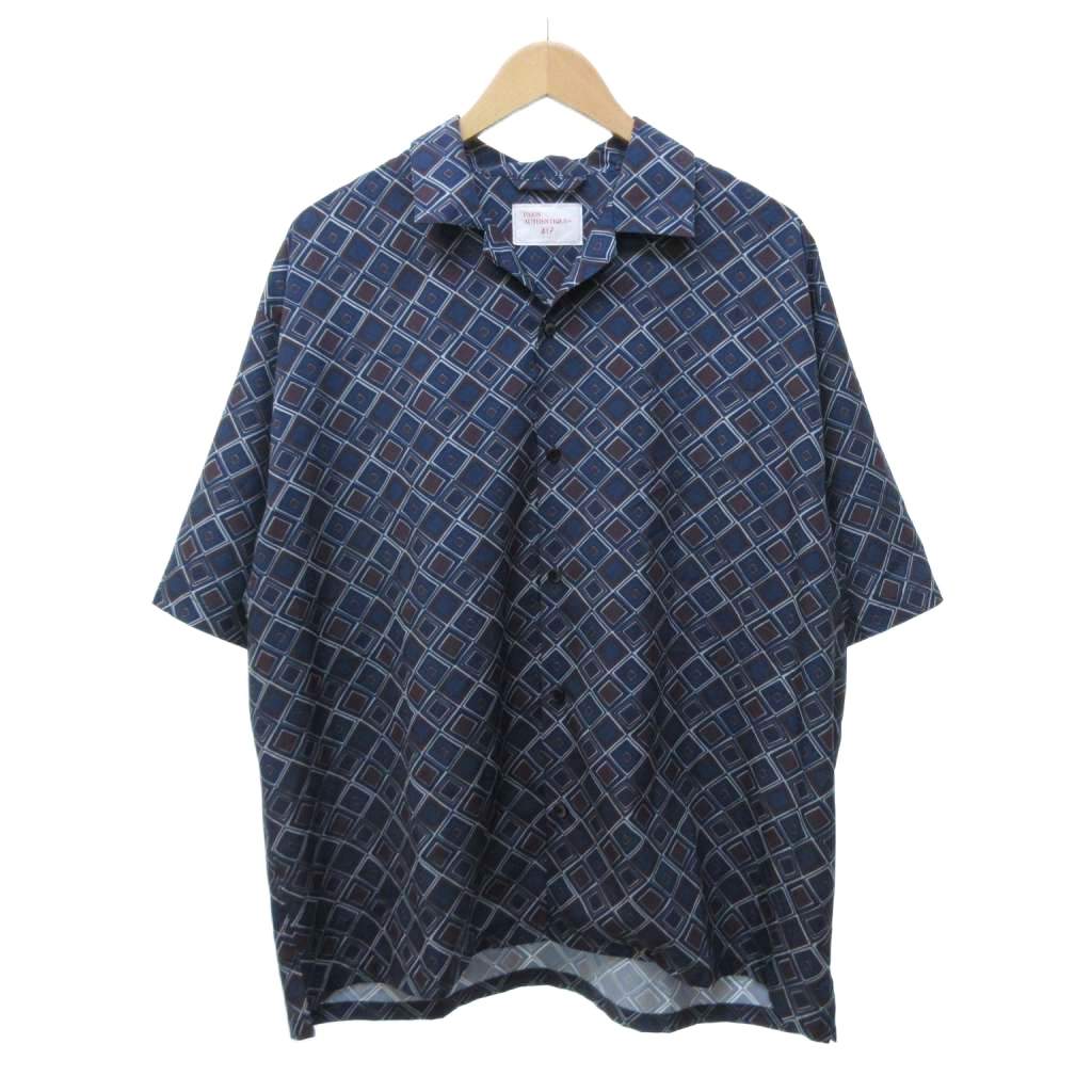 【中古】フォーワンセブンバイエディフィス 417byEDIFICE オープンカラー シャツ 半袖 総柄 紺 ネイビー L ■IBO105 メンズ 【ベクトル 古着】 260930ブランドフォーワンセブンバイエディフィス 417byEDIFICE表記サイズL実寸サイズ肩幅：56cm　身幅：64cm　着丈：74cm　袖丈：27cm　　素材ポリエステル、ポリウレタン色紺 ネイビー状態若干の使用感がありますが、状態の良い商品です。 ※あくまでも中古品ですので掲載写真や記載内容をご確認いただき、ご理解の上ご購入ください。付属品付属品なし、写真に写っている物が全てです。備考（株）ベイクルーズ こちらのお品物は店舗で保管しておらず、店頭販売出来かねます。（※お取り寄せも出来かねます）商品のお問い合わせの回答を休止しております。＊各商品ページの商品詳細等をご確認の上ご購入ください。【中古】フォーワンセブンバイエディフィス 417byEDIFICE オープンカラー シャツ 半袖 総柄 紺 ネイビー L ■IBO105 メンズ 【ベクトル 古着】 260930状態ランク　”A”詳細については、下記および「状態ランクについて」ページをご覧ください。未使用・新品の商品ほぼ新品同様の商品使用感が少なく、かなり状態の良い商品使用感はあるが、傷や汚れの少ない商品使用感の他、傷や汚れが見られる商品かなり大きな傷みがある難あり商品※S〜CランクはUSED品となりますので、使用感をご理解の上でご入札下さい。状態ランクについてinformationブランドフォーワンセブンバイエディフィス 417byEDIFICE表記サイズL実寸サイズ肩幅：56cm　身幅：64cm　着丈：74cm　袖丈：27cm　　素材ポリエステル、ポリウレタン色紺 ネイビー状態若干の使用感がありますが、状態の良い商品です。 ※あくまでも中古品ですので掲載写真や記載内容をご確認いただき、ご理解の上ご購入ください。付属品付属品なし、写真に写っている物が全てです。備考（株）ベイクルーズ こちらのお品物は店舗で保管しておらず、店頭販売出来かねます。（※お取り寄せも出来かねます）商品のお問い合わせの回答を休止しております。＊各商品ページの商品詳細等をご確認の上ご購入ください。本商品は一点物です他サイトや店舗にて販売している商品です。多少のお時間差にて欠品になることもございます。予めご了承頂ますようお願い致します。ベクトル・サイズガイドはこちらこの商品と同じブランドの商品を見る