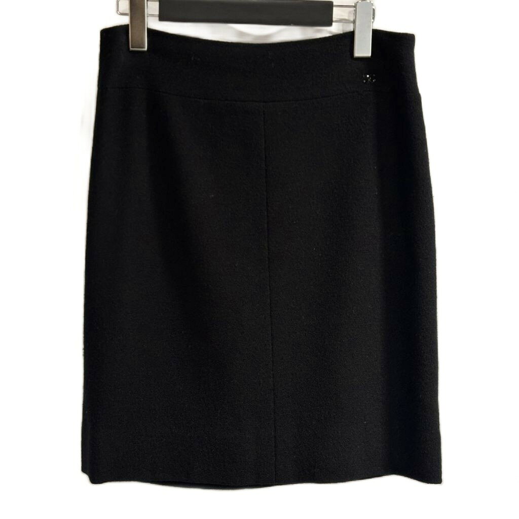 【中古】シャネル CHANEL 美品 06A スカート ココマーク ひざ丈 黒 ブラック 38 M位 レディース 【ベクトル 古着】 260423ブランドシャネル CHANEL表記サイズ38実寸サイズウエスト：72cm　ヒップ：86cm　スカート丈：53cm　　素材表地：ウール100％ 裏地：シルク100％色黒 ブラック 状態使用感が少なく、かなり状態の良い商品です。 ※あくまでも中古品ですので掲載写真や記載内容をご確認いただき、ご理解の上ご購入ください。備考06A P29872V19403 94305商品のお問い合わせの回答を休止しております。＊各商品ページの商品詳細等をご確認の上ご購入ください。【中古】シャネル CHANEL 美品 06A スカート ココマーク ひざ丈 黒 ブラック 38 M位 レディース 【ベクトル 古着】 260423状態ランク　”A”詳細については、下記および「状態ランクについて」ページをご覧ください。未使用・新品の商品ほぼ新品同様の商品使用感が少なく、かなり状態の良い商品使用感はあるが、傷や汚れの少ない商品使用感の他、傷や汚れが見られる商品かなり大きな傷みがある難あり商品※S〜CランクはUSED品となりますので、使用感をご理解の上でご入札下さい。状態ランクについてinformationブランドシャネル CHANEL表記サイズ38実寸サイズウエスト：72cm　ヒップ：86cm　スカート丈：53cm　　素材表地：ウール100％ 裏地：シルク100％色黒 ブラック 状態使用感が少なく、かなり状態の良い商品です。 ※あくまでも中古品ですので掲載写真や記載内容をご確認いただき、ご理解の上ご購入ください。備考06A P29872V19403 94305商品のお問い合わせの回答を休止しております。＊各商品ページの商品詳細等をご確認の上ご購入ください。本商品は一点物です他サイトや店舗にて販売している商品です。多少のお時間差にて欠品になることもございます。予めご了承頂ますようお願い致します。ベクトル・サイズガイドはこちらこの商品と同じブランドの商品を見る