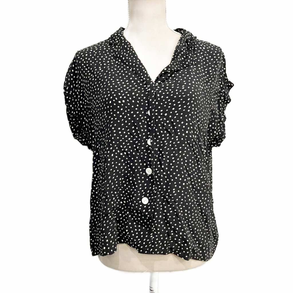 【中古】スピック&スパン Spick&Span オープンカラーシャツ ノースリーブ スクエアドット 黒 ブラック 約M レディース 【ベクトル 古着】 250826ブランドスピック&スパン Spick&Span表記サイズサイズ表記がございません実寸を参考にご検討ください。実寸サイズ肩幅：48cm　身幅：54cm　着丈：57cm　袖丈：--cm　　素材レーヨン色黒 ブラック 仕様--状態・着用に伴う全体的な擦れ感がありますが、その他に大きく目立ったダメージはなく、問題なくご使用いただける商品です。 ※あくまでも中古品ですので掲載写真や記載内容をご確認いただき、ご理解の上ご購入ください。 付属品なし備考こちらのお品物は店舗で保管しておらず、店頭販売出来かねます。（※お取り寄せも出来かねます）商品のお問い合わせの回答を休止しております。＊各商品ページの商品詳細等をご確認の上ご購入ください。【中古】スピック&スパン Spick&Span オープンカラーシャツ ノースリーブ スクエアドット 黒 ブラック 約M レディース 【ベクトル 古着】 250826状態ランク　”AB”詳細については、下記および「状態ランクについて」ページをご覧ください。未使用・新品の商品ほぼ新品同様の商品使用感が少なく、かなり状態の良い商品使用感はあるが、傷や汚れの少ない商品使用感の他、傷や汚れが見られる商品かなり大きな傷みがある難あり商品※S〜CランクはUSED品となりますので、使用感をご理解の上でご入札下さい。状態ランクについてinformationブランドスピック&スパン Spick&Span表記サイズサイズ表記がございません実寸を参考にご検討ください。実寸サイズ肩幅：48cm　身幅：54cm　着丈：57cm　袖丈：--cm　　素材レーヨン色黒 ブラック 仕様--状態・着用に伴う全体的な擦れ感がありますが、その他に大きく目立ったダメージはなく、問題なくご使用いただける商品です。 ※あくまでも中古品ですので掲載写真や記載内容をご確認いただき、ご理解の上ご購入ください。 付属品なし備考こちらのお品物は店舗で保管しておらず、店頭販売出来かねます。（※お取り寄せも出来かねます）商品のお問い合わせの回答を休止しております。＊各商品ページの商品詳細等をご確認の上ご購入ください。本商品は一点物です他サイトや店舗にて販売している商品です。多少のお時間差にて欠品になることもございます。予めご了承頂ますようお願い致します。ベクトル・サイズガイドはこちらこの商品と同じブランドの商品を見る