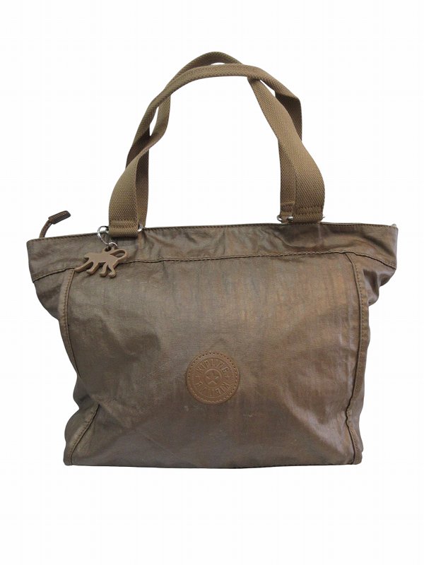 【中古】キプリング KIPLING トートバッグ シャンパンゴールド 2way レディース 【ベクトル 古着】 260623ブランドキプリング KIPLING実寸サイズ持ち手の長さ：51cm　ヨコ：30.5cm　タテ：29cm　マチ：12cm　ショルダーの長さ：-cm　　素材ナイロン色ブラウン（シャンパンゴールド）仕様内ポケット×3状態この商品には下記のようなダメージがあります。 ・裏地に汚れ、シミ等ございます。 ※使用感の他、上記のようなダメージがある中古品です。掲載写真や記載内容をご確認いただき、ご理解の上ご購入ください。付属品ショルダーストラップ商品のお問い合わせの回答を休止しております。＊各商品ページの商品詳細等をご確認の上ご購入ください。【中古】キプリング KIPLING トートバッグ シャンパンゴールド 2way レディース 【ベクトル 古着】 260623状態ランク　”C”詳細については、下記および「状態ランクについて」ページをご覧ください。未使用・新品の商品ほぼ新品同様の商品使用感が少なく、かなり状態の良い商品使用感はあるが、傷や汚れの少ない商品使用感の他、傷や汚れが見られる商品かなり大きな傷みがある難あり商品※S〜CランクはUSED品となりますので、使用感をご理解の上でご入札下さい。状態ランクについてinformationブランドキプリング KIPLING実寸サイズ持ち手の長さ：51cm　ヨコ：30.5cm　タテ：29cm　マチ：12cm　ショルダーの長さ：-cm　　素材ナイロン色ブラウン（シャンパンゴールド）仕様内ポケット×3状態この商品には下記のようなダメージがあります。 ・裏地に汚れ、シミ等ございます。 ※使用感の他、上記のようなダメージがある中古品です。掲載写真や記載内容をご確認いただき、ご理解の上ご購入ください。付属品ショルダーストラップ商品のお問い合わせの回答を休止しております。＊各商品ページの商品詳細等をご確認の上ご購入ください。本商品は一点物です他サイトや店舗にて販売している商品です。多少のお時間差にて欠品になることもございます。予めご了承頂ますようお願い致します。ベクトル・サイズガイドはこちらこの商品と同じブランドの商品を見る