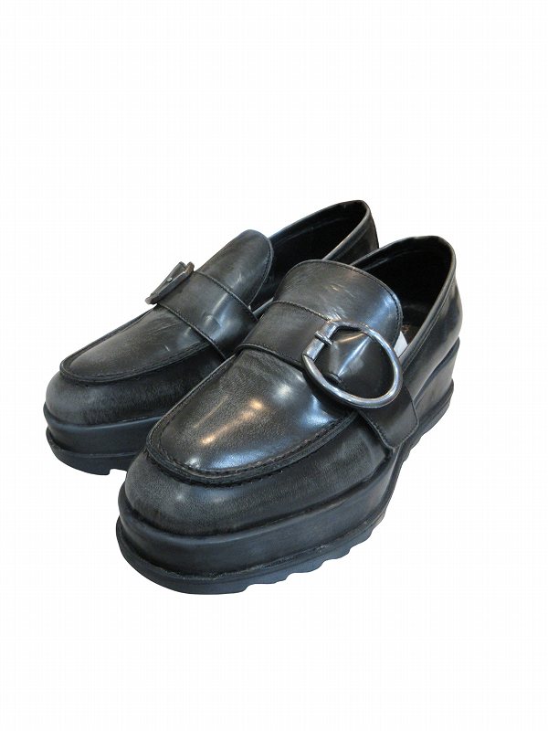 【中古】EMOZIONI ブラックシングルモンクEMOZIONI レディース 【ベクトル 古着】 260727ブランドEMOZIONI表記サイズ36実寸サイズ最大幅：9cm　アウトソール：25cm　　素材エナメル色ブラック状態・使用感が少なく、状態の良い商品です。 ※あくまでも中古品ですので掲載写真や記載内容をご確認いただき、ご理解の上ご購入ください。 商品のお問い合わせの回答を休止しております。＊各商品ページの商品詳細等をご確認の上ご購入ください。【中古】EMOZIONI ブラックシングルモンクEMOZIONI レディース 【ベクトル 古着】 260727状態ランク　”A”詳細については、下記および「状態ランクについて」ページをご覧ください。未使用・新品の商品ほぼ新品同様の商品使用感が少なく、かなり状態の良い商品使用感はあるが、傷や汚れの少ない商品使用感の他、傷や汚れが見られる商品かなり大きな傷みがある難あり商品※S〜CランクはUSED品となりますので、使用感をご理解の上でご入札下さい。状態ランクについてinformationブランドEMOZIONI表記サイズ36実寸サイズ最大幅：9cm　アウトソール：25cm　　素材エナメル色ブラック状態・使用感が少なく、状態の良い商品です。 ※あくまでも中古品ですので掲載写真や記載内容をご確認いただき、ご理解の上ご購入ください。 商品のお問い合わせの回答を休止しております。＊各商品ページの商品詳細等をご確認の上ご購入ください。本商品は一点物です他サイトや店舗にて販売している商品です。多少のお時間差にて欠品になることもございます。予めご了承頂ますようお願い致します。ベクトル・サイズガイドはこちらこの商品と同じブランドの商品を見る