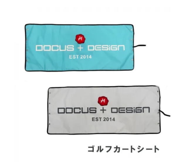 DOCUS ドゥーカス 2Way Reversible Seat Cover シートカバー DCAC770 ゴルフ リバーシブル カートカバー 新品！ ゴルフカートシートカバー ウェアを守り、座り心地も選べる。 品番DCAC770 ゴルフ場でよく見かけるメッシュタイプのカートシート。 通気性に優れる反面、ウェアへの擦れや引っ掛かり、汚れが気になることはありませんか？ DOCUS ゴルフカートシートカバーは、カートの座面にサッと装着するだけで、大切なウェアを保護し、より快適なラウンドをサポートします。 さらに、表面はさらりとした生地、裏面はやわらかなボア素材を使用したリバーシブル仕様。 季節や好みに合わせて使い分けができ、一年を通して快適にご使用いただけます。 特長 ● ウェアを擦れや汚れからガード メッシュシートによる摩擦や引っ掛かりを軽減し、大切なゴルフウェアを守ります。 ● リバーシブル仕様 表面はさらさらとした肌触りの生地。 暑い季節でも快適に使用できます。 裏面はふんわりとしたボア素材。 寒い季節には暖かく、やさしい座り心地を実現します。 ● シーンに合わせて使い分け 季節や天候、その日の気分に合わせて両面を使い分けられる便利なデザインです。 ● 簡単装着 カートシートに被せるだけで簡単に取り付け可能。 プレー前でも手軽に装着できます。 ● コンパクト収納 折りたたんでキャディバッグに収納できるので、持ち運びにも便利です。 こんな方におすすめ ・白や淡色のゴルフウェアをよく着る方 ・高級ウェアを傷や汚れから守りたい方 ・夏も冬も快適にラウンドしたい方 ・カートでの移動時間も快適に過ごしたい方 ※在庫反映は定期的に行っておりますが、万が一欠品の場合はキャンセルとさせて頂きますので予めご了承下さい。