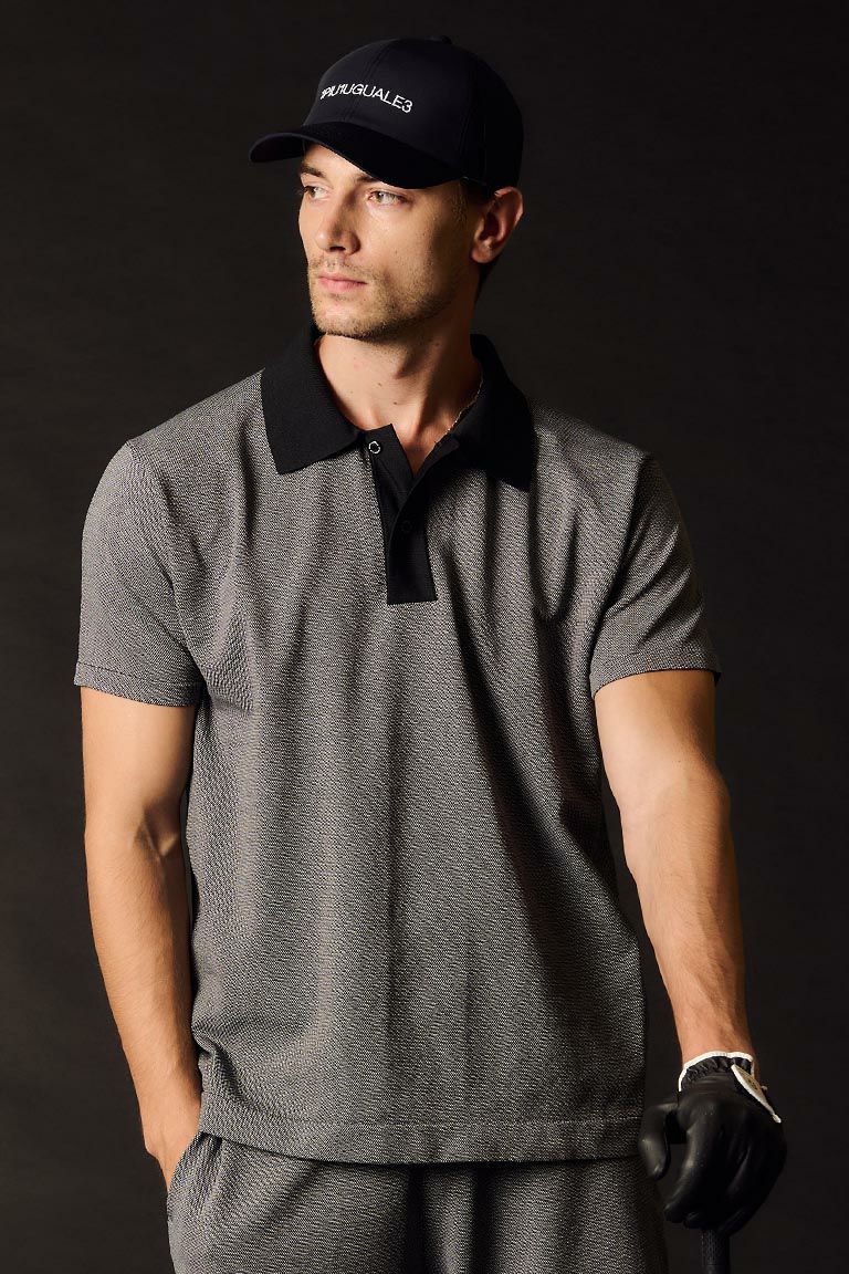 1PIU1UGUALE3 113 GOLF KNIT POLO ウノピゥウノウグァーレトレ ゴルフ ウノピュ メンズ ニット ポロ BLACK ブラック【GRK096-GPE047】 1PIU1UGUALE3 GOLF 日本から世界に向けて発信するブランドとして世界中の上質な素材を贅沢に使用しラグジュアリーな商品を リリースし続ける1PIU1UGUALE3。 ハイエンドラグジュアリーブランドが、提案する高いデザイン性とスポーツの機能美を併せ持ち上質を知る全てのプレイヤーの為のウェアとしてリリース!! 革新的なハイテク素材を採用し、ただ派手な物ではなくテーラーリングを得意とする同ブランドならではの立体パターンにより洗練された高いデザイン性と最高のフィッティングを兼ね備え着る者全てに高揚感と優越感をもたらします。 商品説明 ポリエステル素材のニットを用いたメンズポロシャツです。 ゆとりあるシルエットと着丈の長さがリラックス感を演出し、ホテルウェアのような上品な佇まいを備えています。 大きめで広めに設計された襟が遊び心を添え、背面には1PIU1UGUALE3ロゴを配し、縦のラインを意識したデザインで、動きのあるシーンでも上品さを保ちます。 UVカット機能を備え、春夏秋のラウンドや練習、トレーニングやタウンユースまで幅広く活躍します。 在庫わずかにつきお早めに！！！ ※在庫反映は定期的に行っておりますが、万が一品切れの際はご容赦下さい。 ※北海道・沖縄は送料無料表示の場合でも、追加料金がかかります。 （楽天のシステム上、勝手に無料表示されてしまうので、申し訳ございませんがご了承下さい。） 北海道　1,000円 沖縄　　2,000円 ※お客様都合でのご返品は出来かねますのでお気を付け下さい！