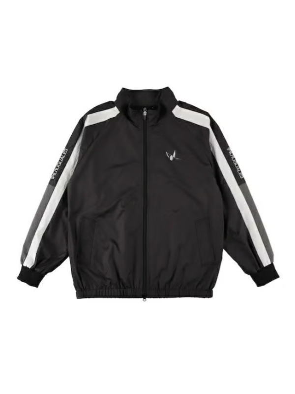 1PIU1UGUALE3 113 GOLF TRACK JACKET ウノピゥウノウグァーレトレ ゴルフ ウノピュ メンズ トラックジャケット BLACK ブラック【GRB140-GPU021】 1PIU1UGUALE3 GOLF 日本から世界に向けて発信するブランドとして世界中の上質な素材を贅沢に使用しラグジュアリーな商品を リリースし続ける1PIU1UGUALE3。 ハイエンドラグジュアリーブランドが、提案する高いデザイン性とスポーツの機能美を併せ持ち上質を知る全てのプレイヤーの為のウェアとしてリリース!! 革新的なハイテク素材を採用し、ただ派手な物ではなくテーラーリングを得意とする同ブランドならではの立体パターンにより洗練された高いデザイン性と最高のフィッティングを兼ね備え着る者全てに高揚感と優越感をもたらします。 113 GOLF TRACK JACKET 【Hybrid Luxury Performance Series】 50デニール/144フィラメントという極細のマイクロファイバーを高密度に編み上げたしなやかな加工糸タフタをベースにした次世代のウィンドブレーカー。 最大の特徴は、スイング時に最も熱がこもりやすい肩から袖、そして背中にかけて戦略的に配置された「ドットエア(Dot Air)」素材とのハイブリッド構造です。 高密度素材による「防風性」を維持しながら通気性と吸水速乾性に優れたドットエアが衣服内のムレを瞬時に解放。激しい動きに追従する2WAYストレッチ機能とともに、常に理想的な衣服内コンディションをキープします。 意匠面では、フラットになりがちなタフタ素材にあえてシワ加工を施すことで、奥行きのある豊かな表情と立体的なアクセントをプラス。 裏地の軽量メッシュが汗によるベタつきを徹底して排除し、両袖に配されたブランドロゴ刺繍がスイングの瞬間に圧倒的な気品を放ちます。 機能美をインテリジェンスに昇華させ、コース上での立ち振る舞いまでをもエレガントに変える実戦派エグゼクティブのための一着です。 在庫わずかにつきお早めに！！！ ※在庫反映は定期的に行っておりますが、万が一品切れの際はご容赦下さい。 ※北海道・沖縄は送料無料表示の場合でも、追加料金がかかります。 （楽天のシステム上、勝手に無料表示されてしまうので、申し訳ございませんがご了承下さい。） 北海道　1,000円 沖縄　　2,000円 ※お客様都合でのご返品は出来かねますのでお気を付け下さい！