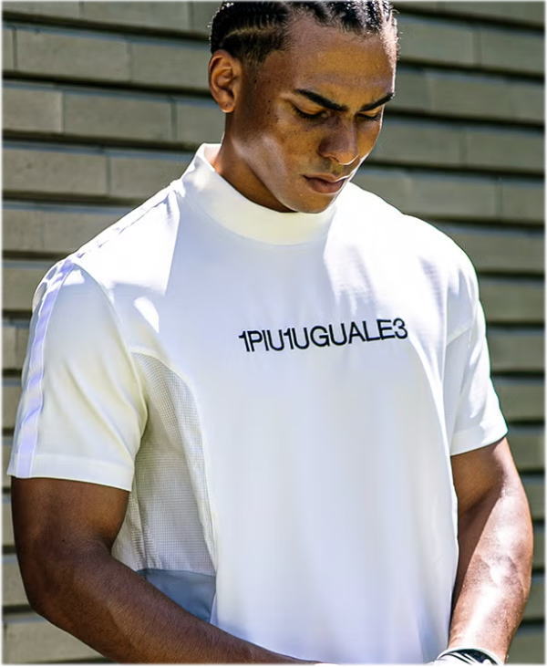 1PIU1UGUALE3 113 GOLF JACQUARD POLO 113 GOLF SWITCHING MOCK NECK ウノピゥウノウグァーレトレ ゴルフ ウノピュ メンズ スイッチング モックネック WHITE ホワイト【GRT281-GNU016】 1PIU1UGUALE3 GOLF 日本から世界に向けて発信するブランドとして世界中の上質な素材を贅沢に使用しラグジュアリーな商品を リリースし続ける1PIU1UGUALE3。 ハイエンドラグジュアリーブランドが、提案する高いデザイン性とスポーツの機能美を併せ持ち上質を知る全てのプレイヤーの為のウェアとしてリリース!! 革新的なハイテク素材を採用し、ただ派手な物ではなくテーラーリングを得意とする同ブランドならではの立体パターンにより洗練された高いデザイン性と最高のフィッティングを兼ね備え着る者全てに高揚感と優越感をもたらします。 113 GOLF SWITCHING MOCK NECK 【Neo-Plain Tech Hybrid Series】 洗練されたプレーンな表情の中に計算し尽くされた3つの素材をハイブリッドした次世代のモックネック。 ベースには、ナイロンの極細糸で編み上げた最高級のダンボール素材を採用。 この上なく滑らかな肌触りとプルプルとした独特のハリが生み出す優雅なドレープ感は、一目でそのクオリティの高さを物語ります。デザインの要となる両脇とバックヨークには、通気性と吸水速乾性に優れた「ドットエア(Dot Air）」を配置。 衣服内のムレを逃がす機能性とともに独自のシワ加工による立体的なアクセントが、フラットになりがちなスタイルに奥行きを与えます。さらに左右の裾には、驚くほど軽量なハイゲージ・トリコットを切り替え、異素材が放つ光沢や質感のコントラストを追求しました。 スイングの可動域を確保する高い伸縮性を持ちながら、コース上での立ち振る舞いをモダンに昇華させる。機能と意匠、その双方が高次元で融合したエグゼクティブのための特別な一着です。 在庫わずかにつきお早めに！！！ ※在庫反映は定期的に行っておりますが、万が一品切れの際はご容赦下さい。 ※北海道・沖縄は送料無料表示の場合でも、追加料金がかかります。 （楽天のシステム上、勝手に無料表示されてしまうので、申し訳ございませんがご了承下さい。） 北海道　1,000円 沖縄　　2,000円 ※お客様都合でのご返品は出来かねますのでお気を付け下さい！