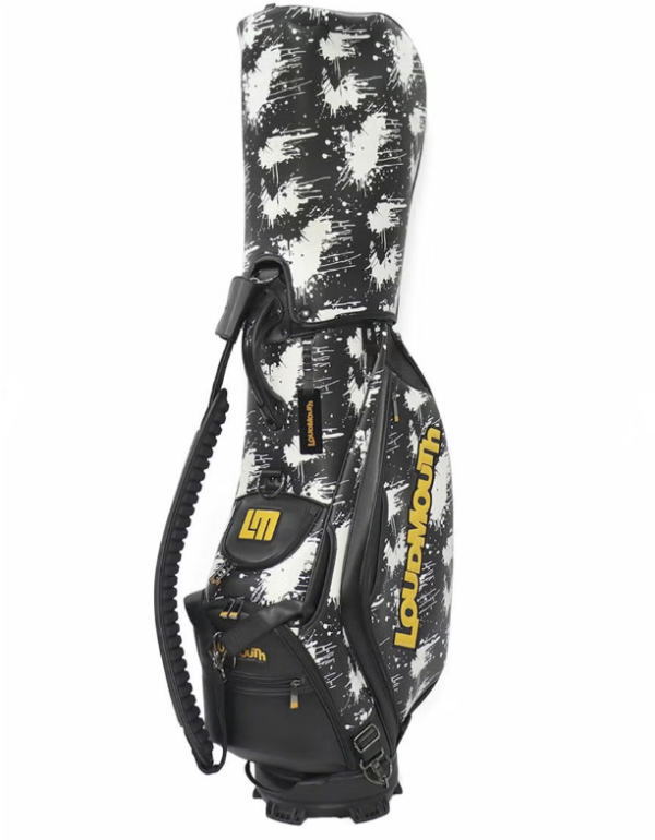 LOUDMOUTH Dipstick ラウドマウス ディップスティック 9インチ キャディバッグ 新品!!【775999-23】 本格派ゴルファーに向けた9インチキャディバッグ。 ◎特徴 ・4.6kgと、重厚感と高級感を兼ね備えたマット感のあるポリウレタン素材を使用。 ・口枠は5分割と仕切りがあることによって、クラブを種類別に整理することができます。十分なクラブ収納スペースを確保しつつ、ボールやティー、グローブなどの小物類が収納できるポケットも充実。 ・最大47インチのクラブまで対応しており、ほとんどのゴルフクラブに適合します。 ・快適さを追求したショルダーベルトは、脱着が可能で、状況に応じて使い分けができます。背負いや肩掛けなど、自分に合ったスタイルで運べます。 ・フードが付属されてるので必要に応じて素早く取り付けることで、クラブを汚れやちょっとした雨から守ります。 Spec 素材：ポリウレタン 口径：9inch 口枠：5分割 クラブ長：47inch対応 重量：4.6kg ※ネームプレートの刻印は承っておりません。※写真の色合いは実物と多少異なる場合がございます。※北海道・沖縄は送料無料表示の場合でも、追加料金がかかります。 （楽天のシステム上、勝手に無料表示されてしまうので、申し訳ございませんがご了承下さい。） 北海道　1,000円 沖縄　　2,000円 ※在庫反映は定期的に行っておりますが、万が一欠品の場合はキャンセルとさせて頂きますので予めご了承下さい。
