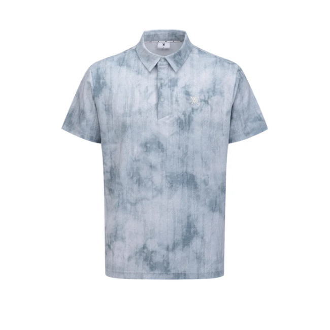 ANEW MEN SMOKE PATTERN T-SHIRT アニュー ゴルフ メンズ スモークパターン ポロシャツ AGGMMTS10 ムラ感のあるスモークパターンを全面に配した、存在感際立つポロシャツ。 かすれたパターンにジャカードが重なり合い、シンプルながら奥行きのある表情を生み出しています。 さらっとした軽やかな素材が動きやすさと快適な着心地を両立し、ゆとりを持たせたシルエットがプレー中のストレスをしっかり軽減。 体を動かすシーンでも、ストレスなく着用可能です。 フロントのミニマルなロゴやバックネックのブランド表現が、全体のアクセントとしてさりげなく効いています。 フィールドでも日常でも自然に取り入れられる、汎用性の高い一着です。 ＜オススメポイント＞ ・奥行きのあるスモークパターン ・軽やかな素材 ・汎用性の高いデザイン ※照明や影などの関係で実物と画像の色味が若干異なる場合がございます。 ※サイズはcm単位にて表記致しており、商品によって数cmほど誤差が出る場合がございます。 ※商品をご使用前にタグ等に記載されている「お取り扱い上の御注意」、「洗濯表示」を必ずご確認下さい。 ※在庫反映は定期的に行っておりますが、万が一品切れの際はご容赦下さい。 ※北海道・沖縄は送料無料表示の場合でも、追加料金がかかります。 （楽天のシステム上、勝手に無料表示されてしまうので、申し訳ございませんがご了承下さい。） 北海道　1,000円 沖縄　　2,000円 ※お客様都合でのご返品は出来かねますのでお気を付け下さい！