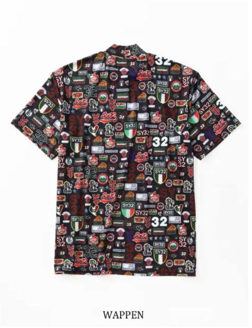 SY32 GOLF GRAPHIC MOCK NECK TEE WAPPEN sy32ゴルフ グラフィック モックネックシャツ メンズ ワッペン【32-26SN1-20】 首元に程よいボリューム感をプラスするモックネック（ハイネック）仕様の半袖シャツ。 トレンドのストリートスタイルを取り入れつつ、襟元の露出を抑えることで、品のあるスマートな印象を演出します。 フロントにはエッジの効いたグラフィックを大胆に配置し、バックの首元にはシンプルなブランドロゴをあしらうことで、360度どこから見てもサマになるデザインに仕上げています。 ■ 素材 ポリエステル 87% ポリウレタン 13%　 ■ サイズ M，L ■ カラー WAPPEN ※在庫反映は定期的に行っておりますが、万が一品切れの際はご容赦下さい。 ※お客様都合でのご返品は出来かねますのでお気を付け下さい！