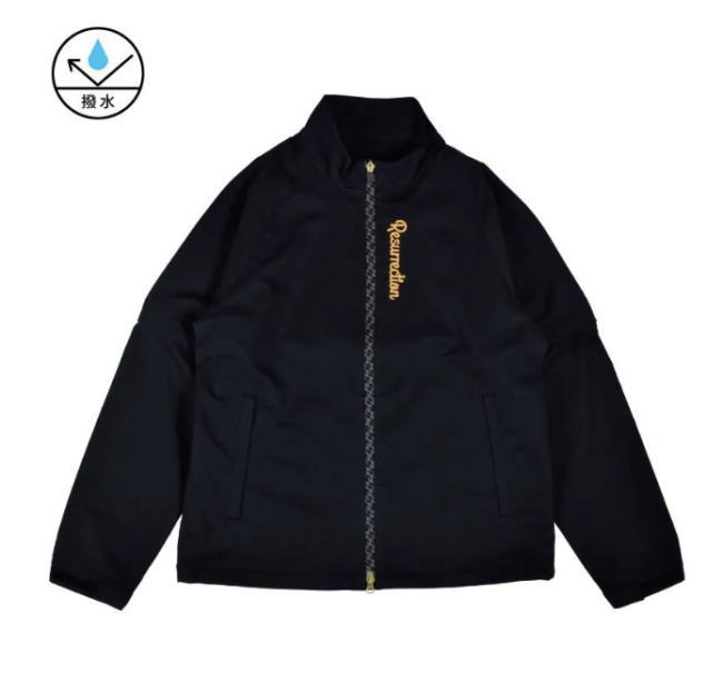 Resurrection メンズ スーパーウォーターリペラントジャケット ブラック レザレクション 撥水 BE34OU04-M レザレクションのアパレルデビューから5年が経ち、今お客様から一番多いリクエストが「レインウェアを作って欲しい」というお声。 さまざまなシチュエーションを想定し辿り着いた、新しい雨の日ウェアをご提案させて頂きます。 雨の日も晴れの日も着用できます。 レインウェアを開発するにあたり、色々なゴルファーに意見を聞いていると「雨の日はゴルフをしない」「雨の日はパンツだけ履く」「雨の日でもレインウェアは着ない」など、人それぞれ色々な考え方がある事が分かりました。 そこで着目したのが、「晴れの日でもライトアウターとして着用できる撥水ウェア」という視点。 高価で良いレインウェアを購入しても雨の日しか着れないのはもったいなく感じませんか？せっかくお気に入りのウェアなら、晴れの日でも着用できるウェアが出来ればお客様に喜んで頂けるのではないかと考えました。 まずは重要な生地。今回はユニチカ（株）が開発したTACTEEM（タクティーム）という素材をセレクト。独自の特殊複合糸を用い、生地表面に微細凸凹構造を形成することで、水滴との接触面積を減少させ高い水滴転がり性を実現した耐久撥水素材です。 池などに浮かぶ蓮の葉の表面をイメージした構造となっており、水がかかったときの水の転がり方が感動を覚えるレベルの超撥水力を誇ります。 そして、この生地の嬉しいポイントは使用している特殊複合糸の技術により、撥水性能が低下しにくいという点。さらに撥水加工を施しているため、驚きの撥水力を実現しています。 ※使用や洗濯を繰り返すことで、撥水加工が消失する恐れがあります。半年～1年ごとに市販の撥水スプレーを使用し、再コーティングの実施を推奨致します。 レインウェアとの違いは？ 気になるレインウェアとの違いについてご説明いたします。レインウェアは通常、縫製した穴から水の侵入を防ぐ為、縫製をした裏側に止水テープ加工を施しますが、こちらのウェアは止水テープ加工を施していないので、「レインウェア」ではない点をご了承ください。 また止水加工テープは、物性の性質上数年で加水分解が起こりボロボロになってきてしまう可能性がありますが今回のアイテムは止水テープを使用していないので心配なく着用頂けるというメリットがございます。 体温調節可能な2WAY仕様 ゴルフ場の気温や天候は変わりやすい為、細かな体温調節ができるウェアは嬉しいですよね。今回のアイテムはなるべく一年を通して着用して頂きやすいように袖の取り外しができる仕様を採用いたしました。 体温調節ももちろんですが、半袖にしたときのスタイルがファッションとしても格好良いので気分にあわせてお楽しみ頂けると嬉しいです。 プレー時の生地が擦れる音は？ ゴルファーの皆さまの意見を伺っているとスイング時に「シャカシャカ音がするウェアは嫌」という言葉を聞きます。 レザレクションのウェアでは、シャカシャカ音がしにくい生地選びも心掛けており今回採用している生地も抜かりがありません。 生地を触って頂くとコットンかな？と感じるほど滑らかな肌触り。ポリエステル100％なのに、化学繊維特有のシャリっとした質感は感じられずプレー時のシャカシャカした音は、あまり気にならないかと思います。 デザインは、流行り廃りなく長くご着用頂けるようにシンプルを心掛けました。初めて採用したのは、ファスナーテープへのプリントという技術。ファスナー部分にレザレクション柄を施すことにより、特別感と高級感のある雰囲気に仕上げています。 新しい発想でご提案させて頂く「雨の日も晴れの日も着用できる超撥水ウェア」。試行錯誤する中、ようやく商品化まで辿り着いた思い入れの強いアイテムとなりました。 ぜひ、皆さまに喜んで頂けるアイテムになると嬉しいです。 CARE ・着用や洗濯、クリーニングにより撥水力が低下する場合があります。 ・洗濯の際は、30度以下の水温で洗濯機で非常に弱い処理が出来ます。 ・塩素系及び酸素系漂白剤の使用はできません。 ・タンブラー乾燥はお避けください。 ・お洗濯の際は日陰の吊り干しで乾燥させてください。 ・底面温度160 ℃を限度としてアイロン仕上げができます。 ※在庫反映は定期的に行っておりますが、万が一品切れの際はご容赦下さい。 ※北海道・沖縄は送料無料表示の場合でも、追加料金がかかります。 （楽天のシステム上、勝手に無料表示されてしまうので、申し訳ございませんがご了承下さい。） 北海道　1,000円 沖縄　　2,000円 ※お客様都合でのご返品は出来かねますのでお気を付け下さい！