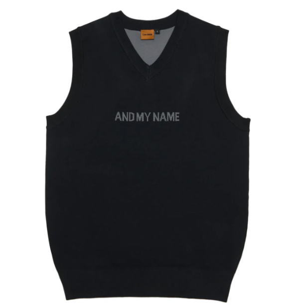 AND MY NAME & MY NAME アンドマイネーム ゴルフUNISEXVネックニットベスト ユニセックス メンズ 251111 !! その人の名札になるようなブランドを目指して。 あの人っていったらこれだよね？ そんなブランドになれたらいいなと。 軽くて型崩れしにくいポリエステルジャガードニットベスト。肌寒い朝から秋口まで、着回し力は計り知れないアイテムです。 可愛らしいロゴに対して、ジャガードの配色は大人っぽく、メッシュシリーズのモックネックやポロシャツとの相性も抜群です。 ※在庫反映は定期的に行っておりますが、万が一品切れの際はご容赦下さい。 ※北海道・沖縄は送料無料表示の場合でも、追加料金がかかります。 （楽天のシステム上、勝手に無料表示されてしまうので、申し訳ございませんがご了承下さい。） 北海道　1,000円 沖縄　　2,000円 ※お客様都合でのご返品は出来かねますのでお気を付け下さい！