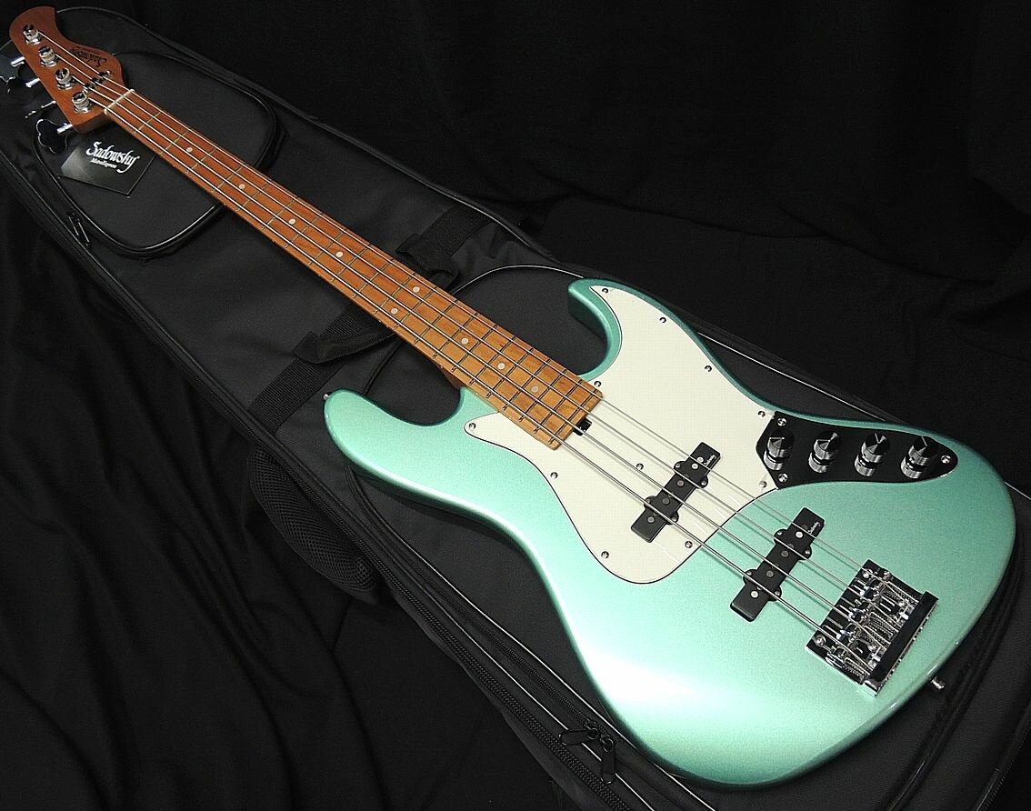 スタイリッシュなディンキーシェイプ ジャズベースタイプの代表格であるsadowsky Metro Expressの新仕様モデル。 丁寧なフレット処理のローステッドメイプルネックに加え、待望のSadowskyロゴを採用。 JJピックアップ仕様にアクティブプリアンプを搭載。 ジョイント部補修跡/一部塗装不良のため、アウトレット特価です。 4-String Electric Bass Scale Length: 34" (864 mm) Bolt-On Construction Body Wood: Okoume Neck Wood: Roasted Maple Fingerboard: Morado (Pau Ferro) Fingerboard Radius: 12" Nut: Sadowsky Just-A-Nut III Nut Width: 1.54" (39.2 mm) Frets: 21 Nickel Silver (width: 0.094" (2.4 mm) / height: 0.051" (1.3 mm)) Neck Pickup: Passive hum-cancelling Sadowsky J-Style Bridge Pickup: Passive hum-cancelling Sadowsky J-Style in 60s position Electronics: Sadowsky Active 2-Way Controls: Volume / Balance / Treble / Bass Push/pull function at Bass knob for preamp bypass Tuners: Sadowsky Light machine heads with open gear Security Locks: Sadowsky S-style Bridge System: Sadowsky bridge with quick string release Hardware Color: Chrome Strings: 045 - 105 Stainless Steel Included Accessories: Sadowsky Fretboard Protector and Hex Key Tools Gig Bag: Sadowsky Portabag (SAC BAG BASS PORTA) ギグバッグ/ロックピン付属 定価130,000円(税抜)