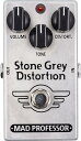 ■STONE GREY DISTORTION FAC Stone Grey Distortion (SGD) は、他のペダルにはないクリアさと高い解像度を実現したモダンハイゲイン・ディストーションペダルです。 特にヘビーディストーションでのトーンの鮮明さを追求して開発されました。 刃物のように鋭いダイナミクスと強烈なハイゲインを備え、ドロップチューニングや7弦ギターにも対応しています。弦の振幅がそのまま伝わるような、非常に高い解像度をもつエクストリームゲインサウンドを求めるモダンロックプレイヤーに最適です。 コードを弾いたときに、高いゲインでサウンドがぐしゃっと潰れずに、コードの構成音が1音1音はっきりと聴こえることを実感いただけるでしょう。 ゲインを下げれば、SGDはオーバードライブのようなテクスチャに近づき、他の Mad Professor ペダルのようにプレイヤーのタッチに反応して幅広いダイナミクスを実現します。 ジャンル：オーバードライブ～ディストーション 電源仕様：006P/6F22 9V バッテリー or パワーサプライ（センターマイナス／2.1 mmプラグ） コントロール：VOLUME/TONE/DISTORT. 供給電圧範囲：7.5～15V ＊推奨電圧は 9Vです。サウンドは使用電圧により変化します 消費電流：8mA at 9VDC 入力インピーダンス：500k Ohm 出力インピーダンス：1k Ohm