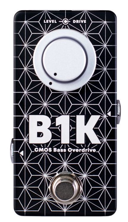 日本伝統の文様である”麻の葉”を映したMicrotubes B1K “Hamppu” Japan Limited Edition 完全限定生産品です。 麻の葉文様は1000年以上前から日本に伝わる古来の文様。 模様に邪気を払う力があると信じられ聖なる植物として祀られました。 江戸時代には歌舞伎役者が麻の葉模様の衣装を舞台で纏っていたとも伝えられています。 Microtubes B1Kは、Darkglass の最もトラディショナルなディストーション回路のうちの1 つをポータブルで機能的、直感的で信頼性の高いフォームファクターに収めたペダルです。小型でありながら、直感的で簡単にアクセスできるコントロールと、重厚なトーンキャラクターを兼ね備えています。 本体トップ面の2 連ノブでLEVEL とDRIVE をコントロール、裏面にはトリムポットで調整できるTONE とBLEND、DIP スイッチで設定可能なGRUNT とMBOOSTを備えています。 Front | Level オーバードライブシグナルのボリュームを設定します。 Front | Drive オーバードライブのサチュレーション量を設定します。 Back | Blend クリーンシグナルとオーバードライブシグナルのミックスバランスをコントロールします。オーバードライブシグナルのボリュームをコントロールする Level ノブの設定に関わらず、クリーンシグナルはユニティ・ゲインとなっており、ミックスするクリーンシグナルとのバランスの微調整を Blend ノブで行います。 Back | Tone サウンドの高域の成分をコントロールします。3kHz～8kHz までの範囲で可変するローパスフィルターです。半時計回りに回すにしたがってより明るいサウンドになります。 Back | MBoost 300Hz～1kHzまでの帯域を6dBブーストし、ミックスに埋もれないベースサウンドを生成します。 Back | Grunt 低音域をブーストし、音を大きく太くします。 DIMENSIONS Width 50mm Height 100mm Depth 45mm Weight 205g WARNING Microtubes B1K の消費電流は 30mA です。レギュレートされた DC9V センターマイナス極性のアダプターをご使用ください。環境への配慮を理由に 9V バッテリー（006P）駆動には対応していません。レギュレートされてないパワーサプライの使用、もしくは 9VDC 以上の電圧を供給した場合、ノイズの発生やユニットが破損する恐れがあり、保証対象外となりますのでご注意ください。