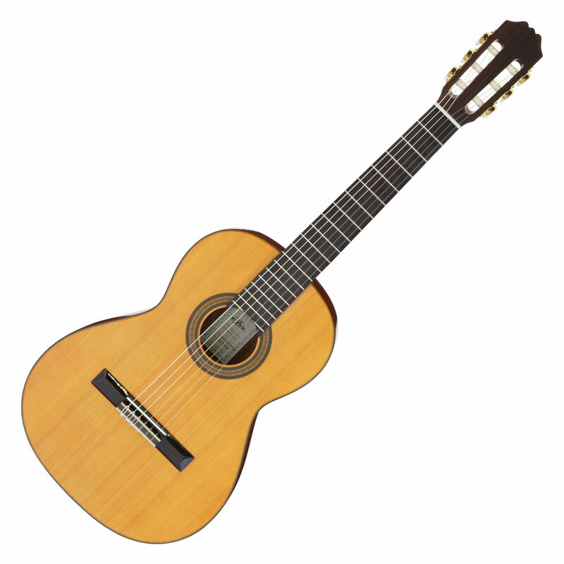 ギター製作技術の伝統を誇るスペインで委託製作され、バインディングや飾り部分には一切プラスチックを使用せず、高級手工ギターと同じように木象眼（モザイク）を使用しています。 スペイン製ギターが持つ特有の明るい音色をお楽しみください。 セダー単板トップ、610mmスケール Solid Cedar Back & Sides Sapelli Neck Mahogany Fingerboard Rosewood Scale 610 mm Nut width 50 mm ソフトケース付属 送料無料(沖縄・離島以外)
