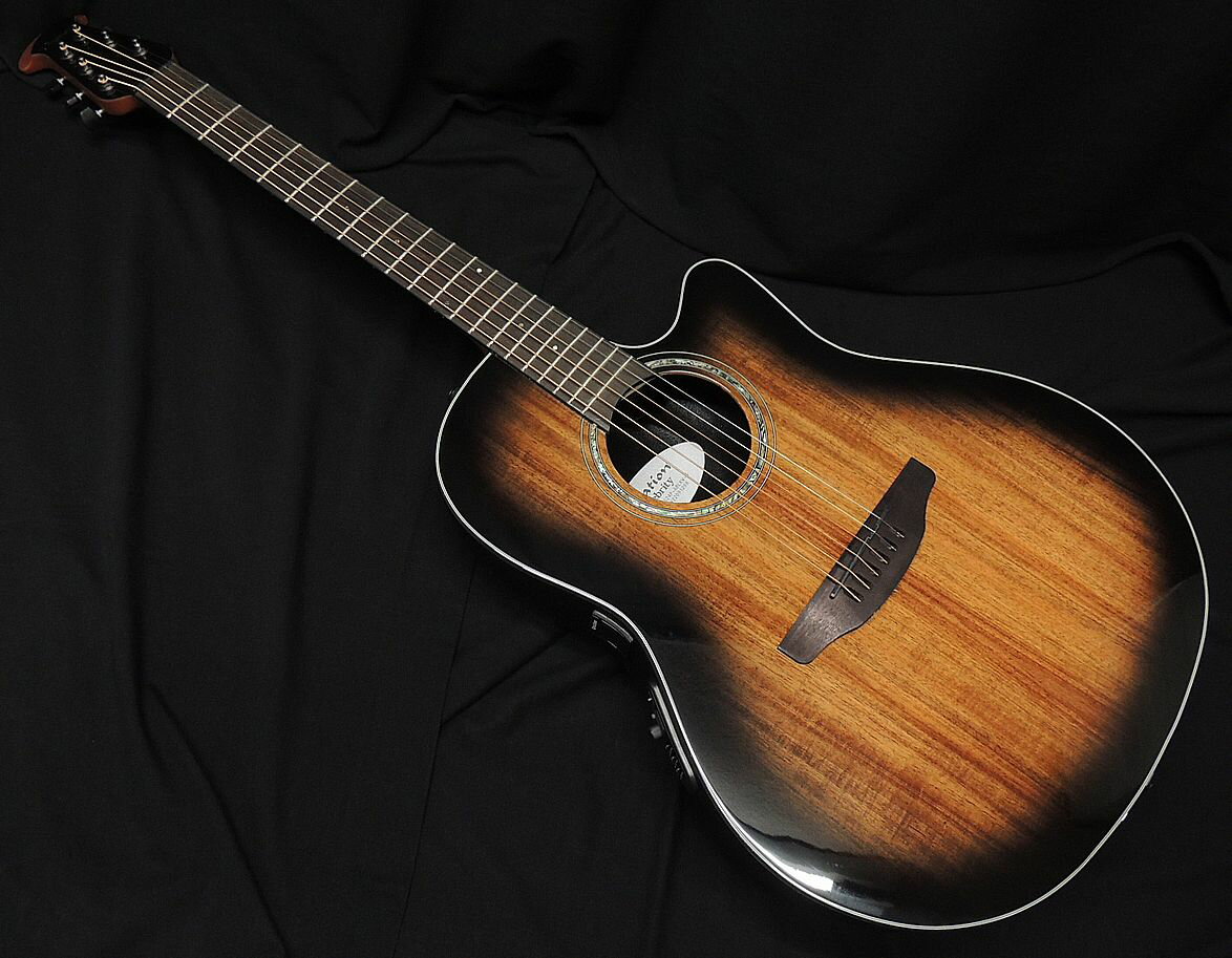 沖縄・離島以外送料無料!! セレブリティ・エキゾチック・セレクションからオーストラリアン・ブラックウッド材を採用した限定モデル「2023リミテッド・エディション」発売。 オーストラリアン・ブラックウッドは、アカシア材に属し、美しい印象的な見た目と、楽器としての音響特性に優れているため近年ギター製作において人気の高い木材です。 特に高価格帯のギターのボディ・トップやサイド、バックに使用されることが多くなっています。 ボディ・カラーは、美しい木目を生かしたブラック・バースト・フィニッシュを採用しました。 ヘッド裏打痕のため、アウトレット特価です。 ■ Selected Blackwood-top; scalloped, quartersawn X-Bracing ■ Mid-depth Lyrachord Body Nato neck, ovangkol fingerboard and bridge ■ Scale 643mm, nut width 42,8mm ■ Abalone-Rosette and Dot-Inlays ■ Ovation CP-100 Slimline Pickup, OP-4CT Preamp with tuner ■ Black body binding, multi-part purfling ■ Diecast Ovation machine head, Satin Black ソフトケース付属 送料無料(沖縄・離島以外)